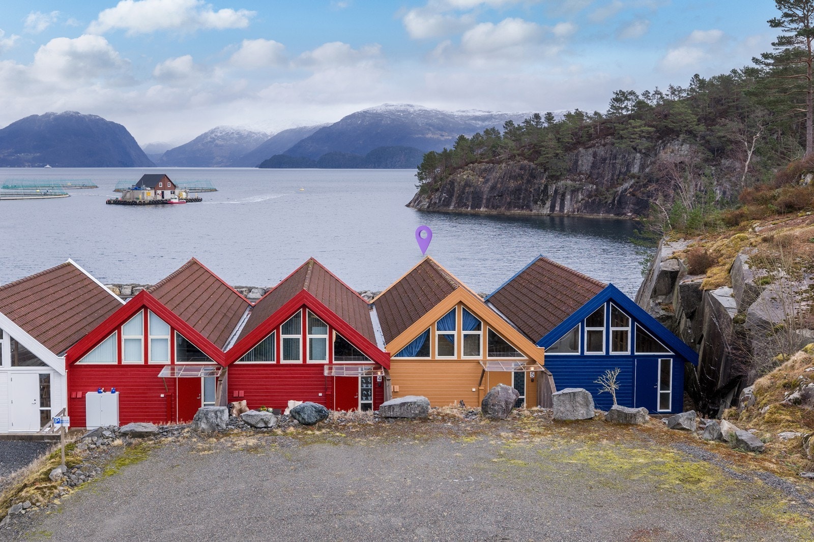 En sjarmerende fritidseiendom/rorbu rett ved sjøen, hvor en kan nyte fine og varme sommerdager! Galleribilde