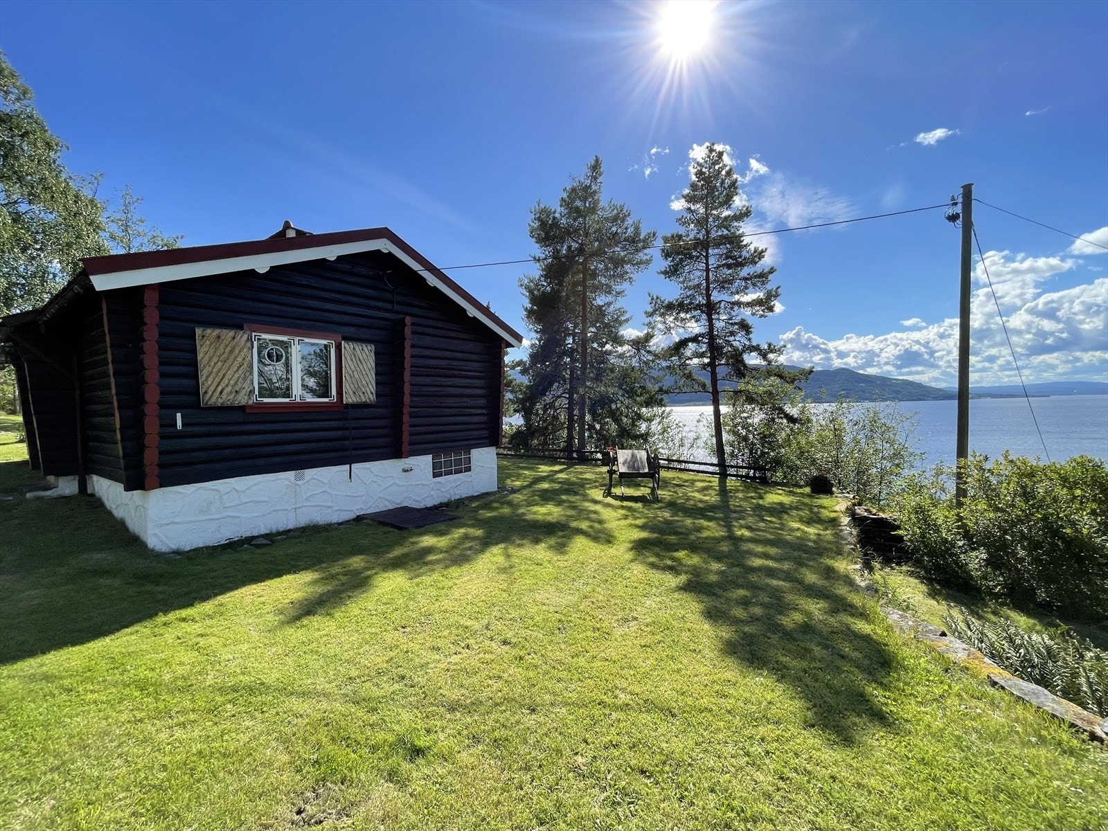 Her får man en flott eiendom, hvor man har utsikt fra hele eiendommen over Tyrifjorden og de majestetiske fjellene Galleribilde