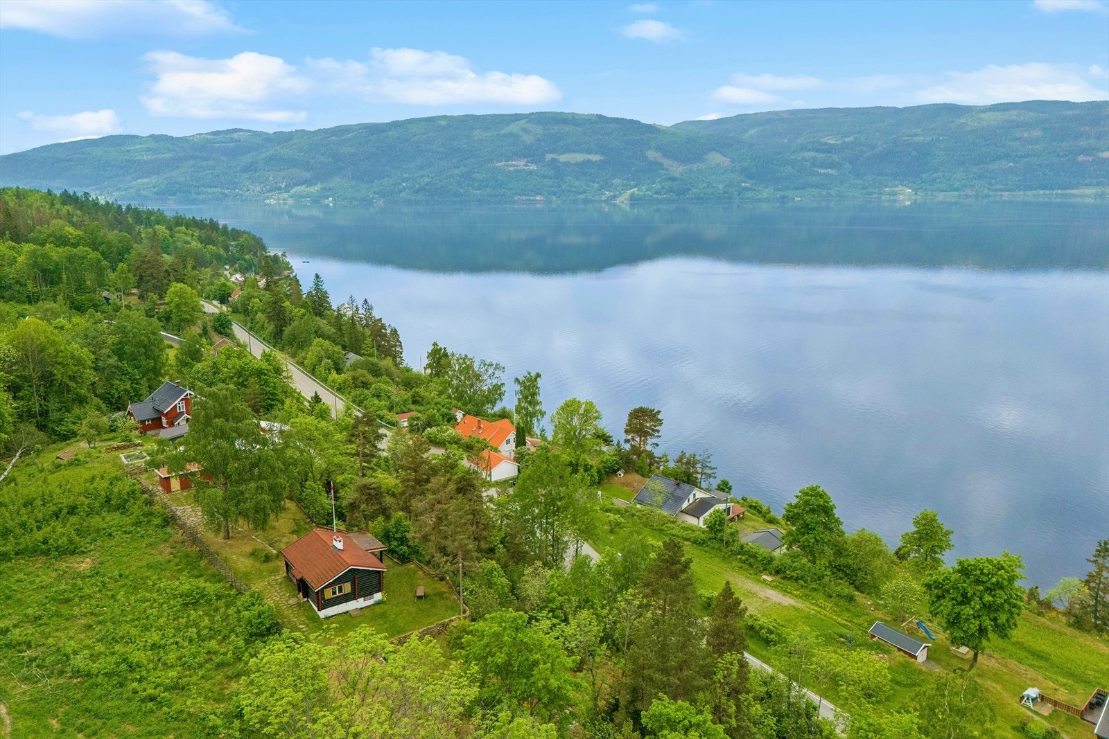 Velkommen til denne fantastiske eiendommen som ligger praktfullt til på en høyde over fjorden Galleribilde