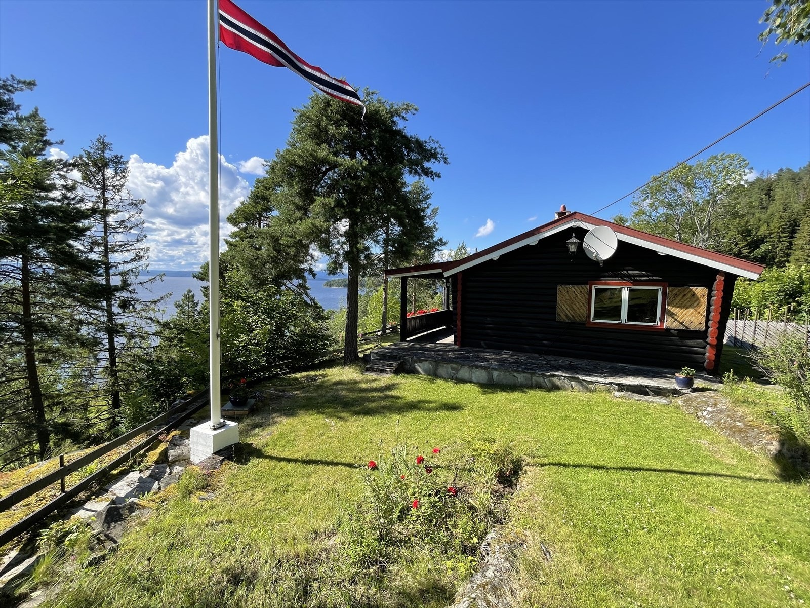 Flere gode uteplasser hvor man kan nyte den fantastiske utsikten tomten har å by på. Galleribilde
