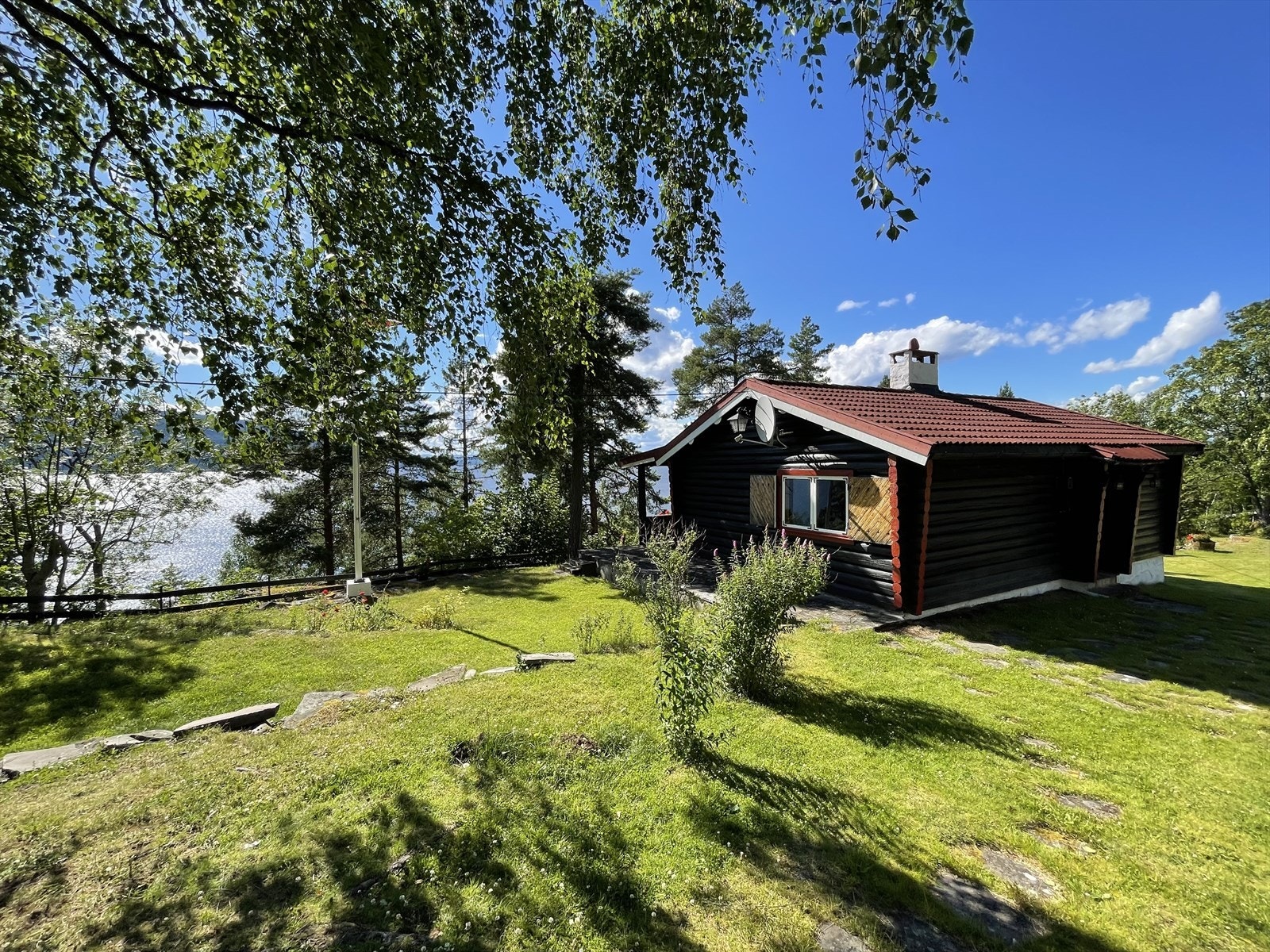 Eiendomsmegler Torfinn Holen har gleden av å presentere idylliske Baker Hafnors vei 3! Galleribilde