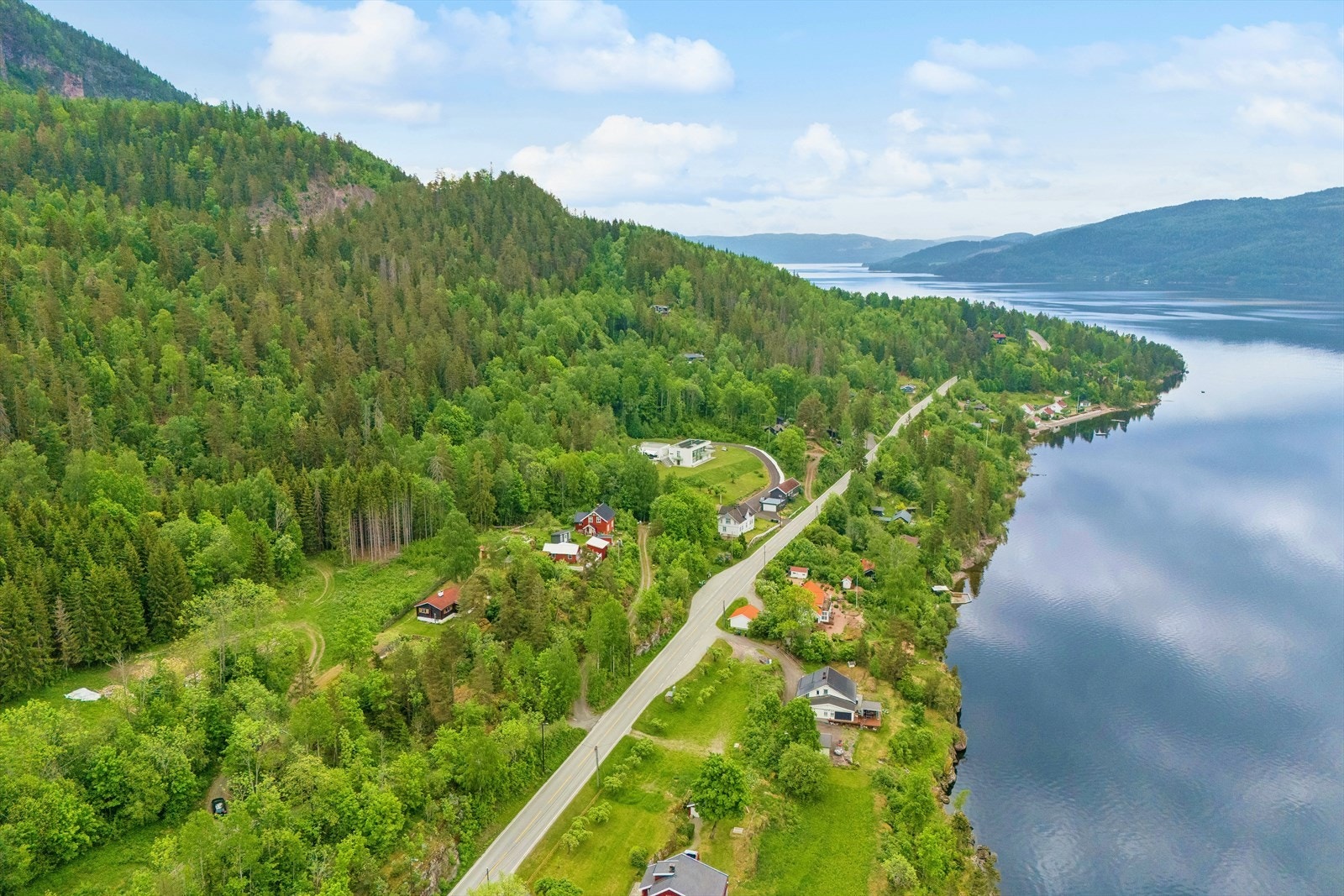 Bra med tur- og friluftsmuligheter på Krogskogen kort vei fra eiendommen. Kort gangavstand til fjorden. Velkommen til visning! Galleribilde