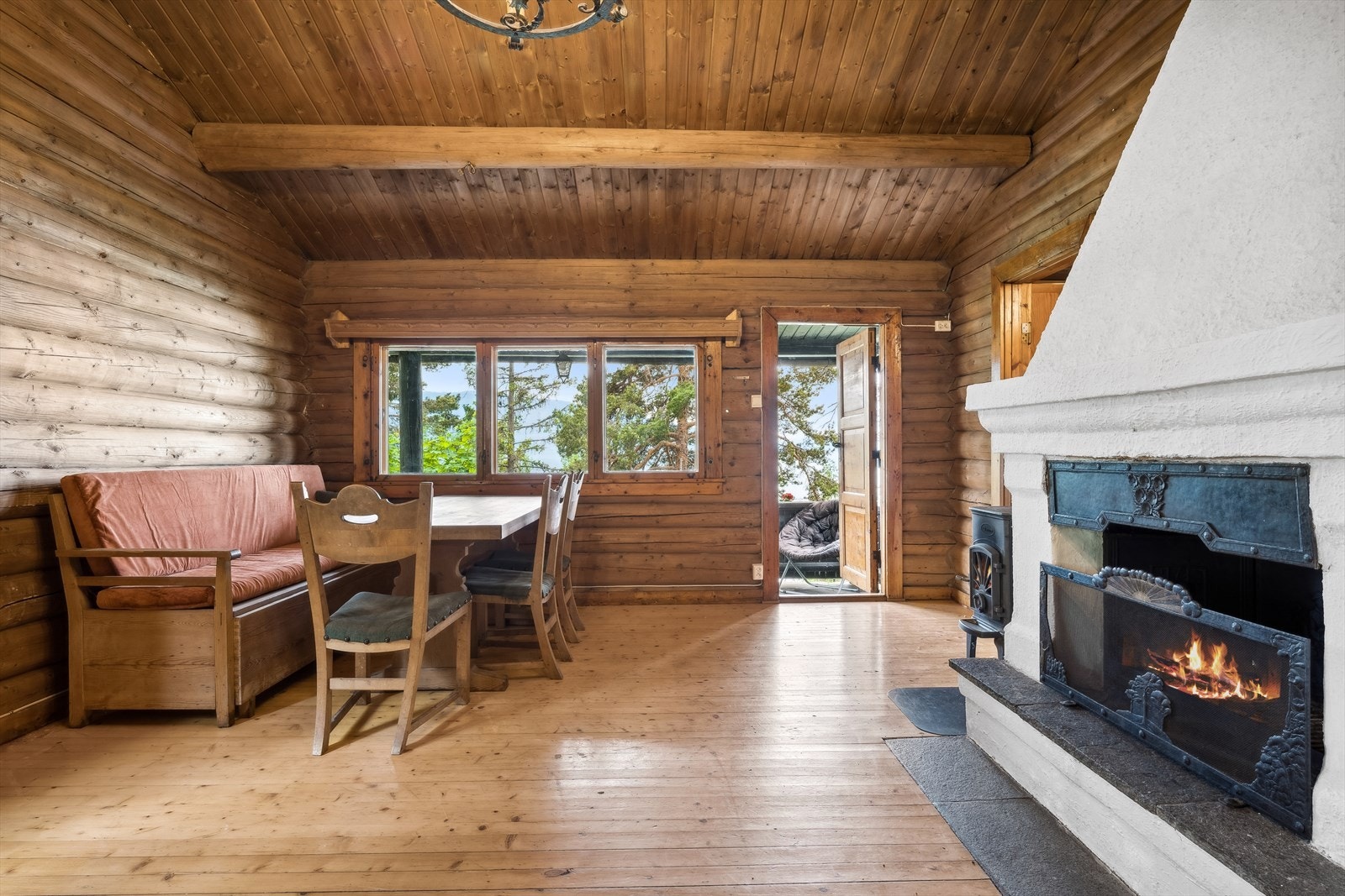 Stor og åpen stue med gode møbleringsmuligheter. Vinduene slipper inn naturlig lys og gir utsikt Galleribilde