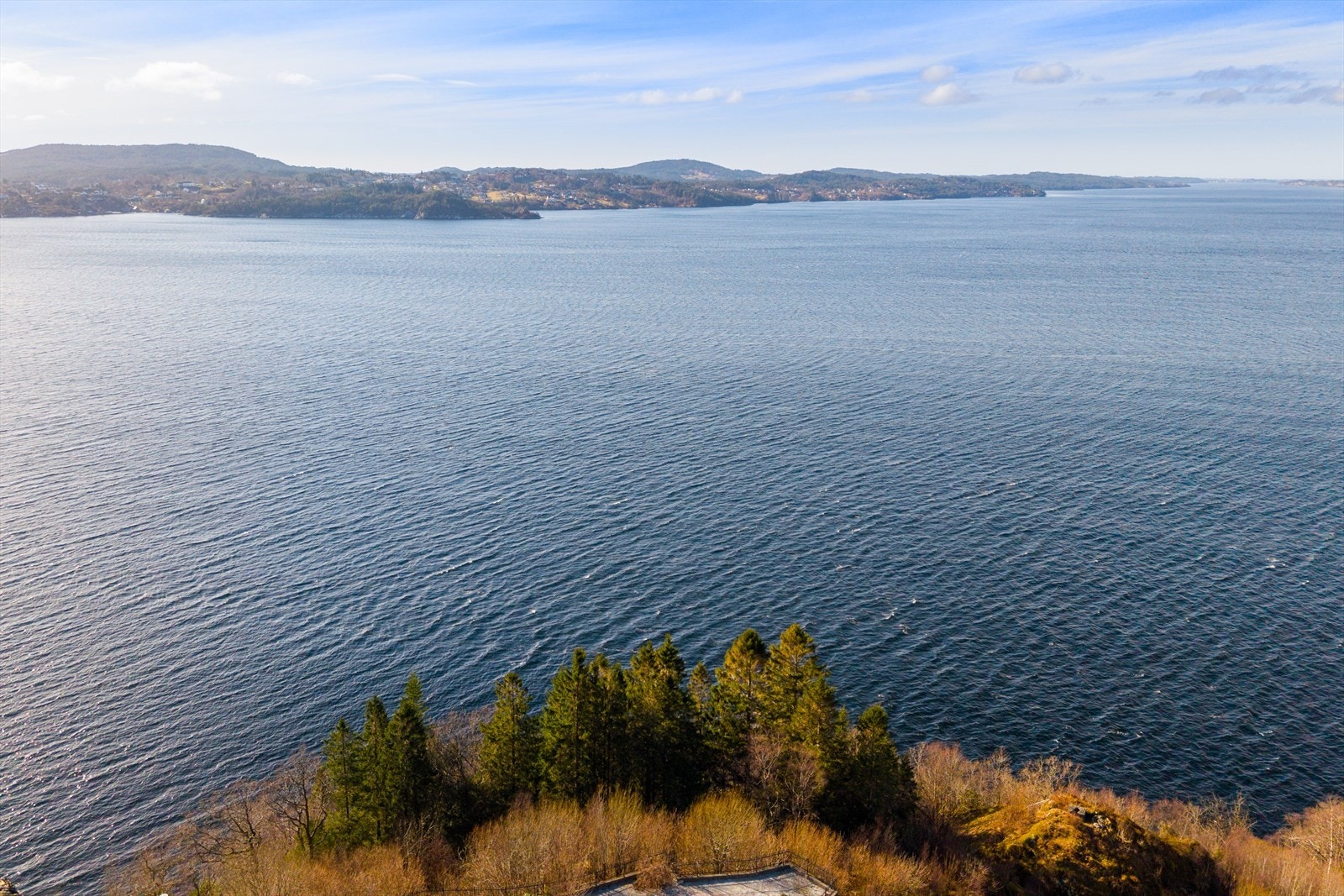 Nydelig utsikt over byfjorden. Meget gode solforhold. Galleribilde