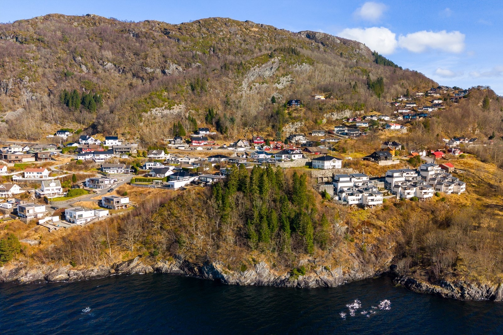 Her kan en bygge din drømmebolig eller bygge for å selge videre ene eller begge enhetene. Fra tomten er det cirka 300 meter til nærmeste busstopp. Her går linje 3E og 35. Galleribilde