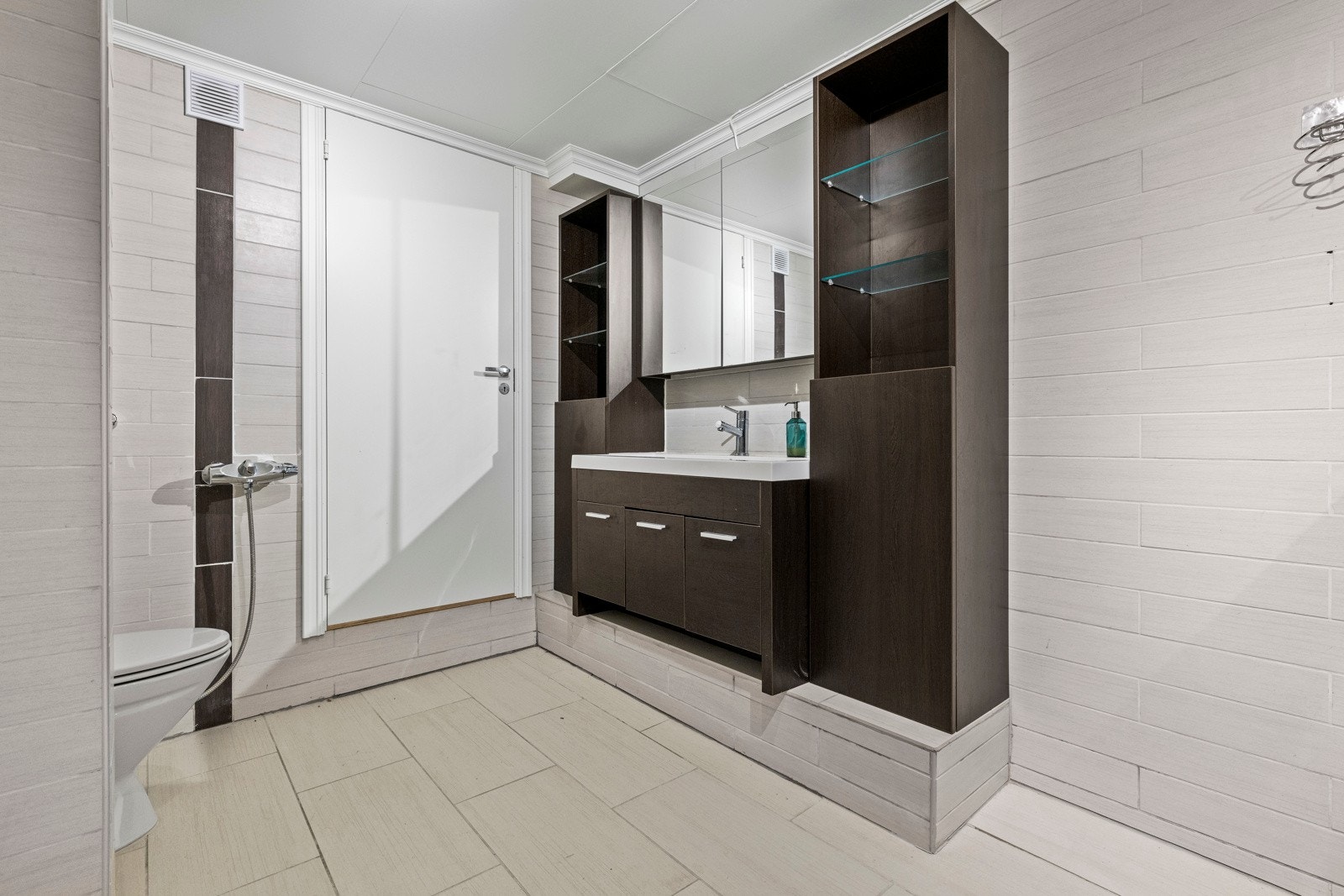 Underetasjens baderom er fra 2012. Badet er flislagt med varmekabler i gulv og er av god størrelse. Galleribilde