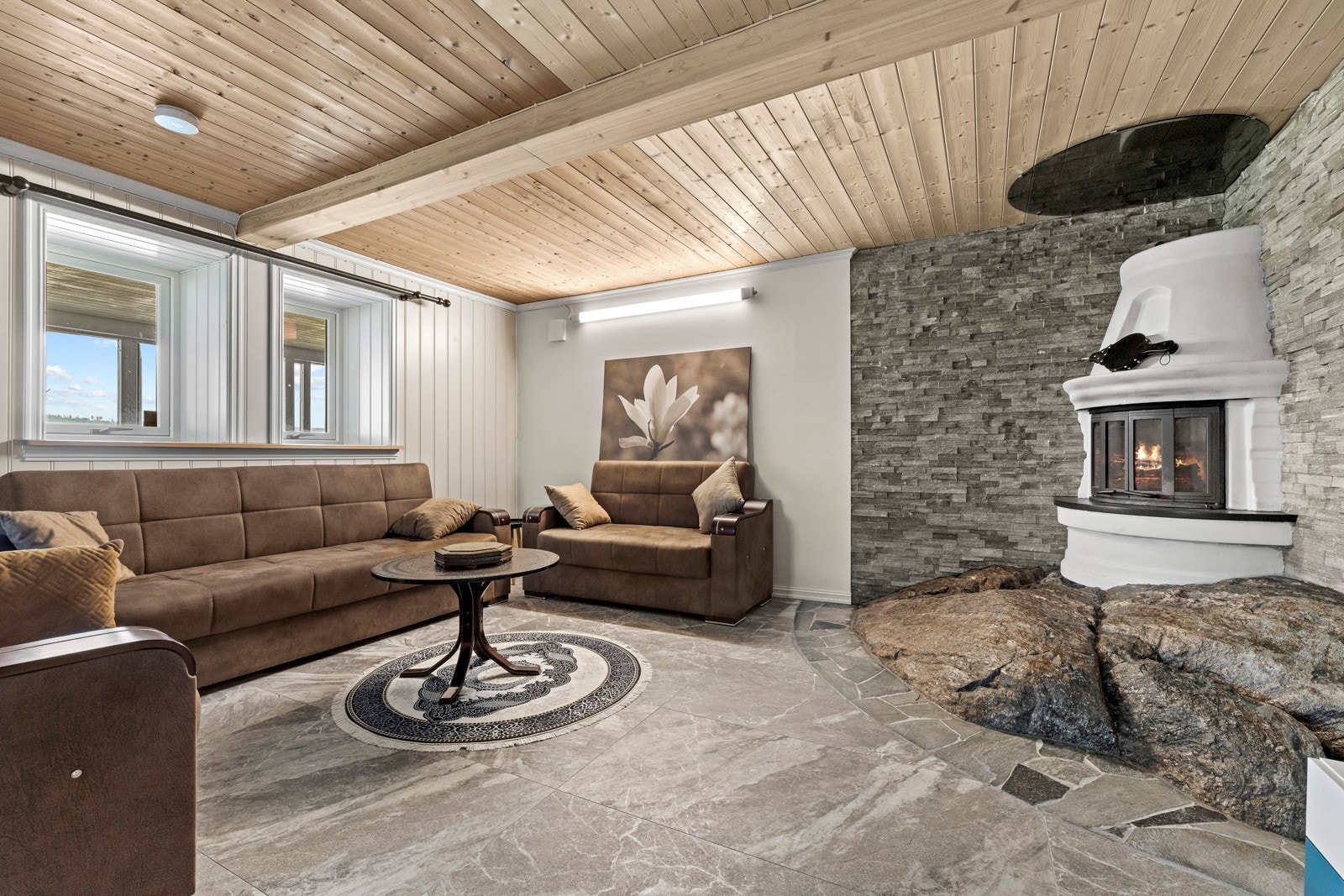 Underetasjen har en romslig og sjarmerende stue som er lett å innrede etter eget ønske. Galleribilde