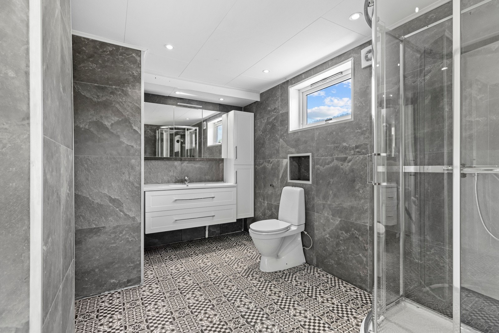 Lekkert og funksjonelt baderom fra 2024 med moderne innredning. Galleribilde