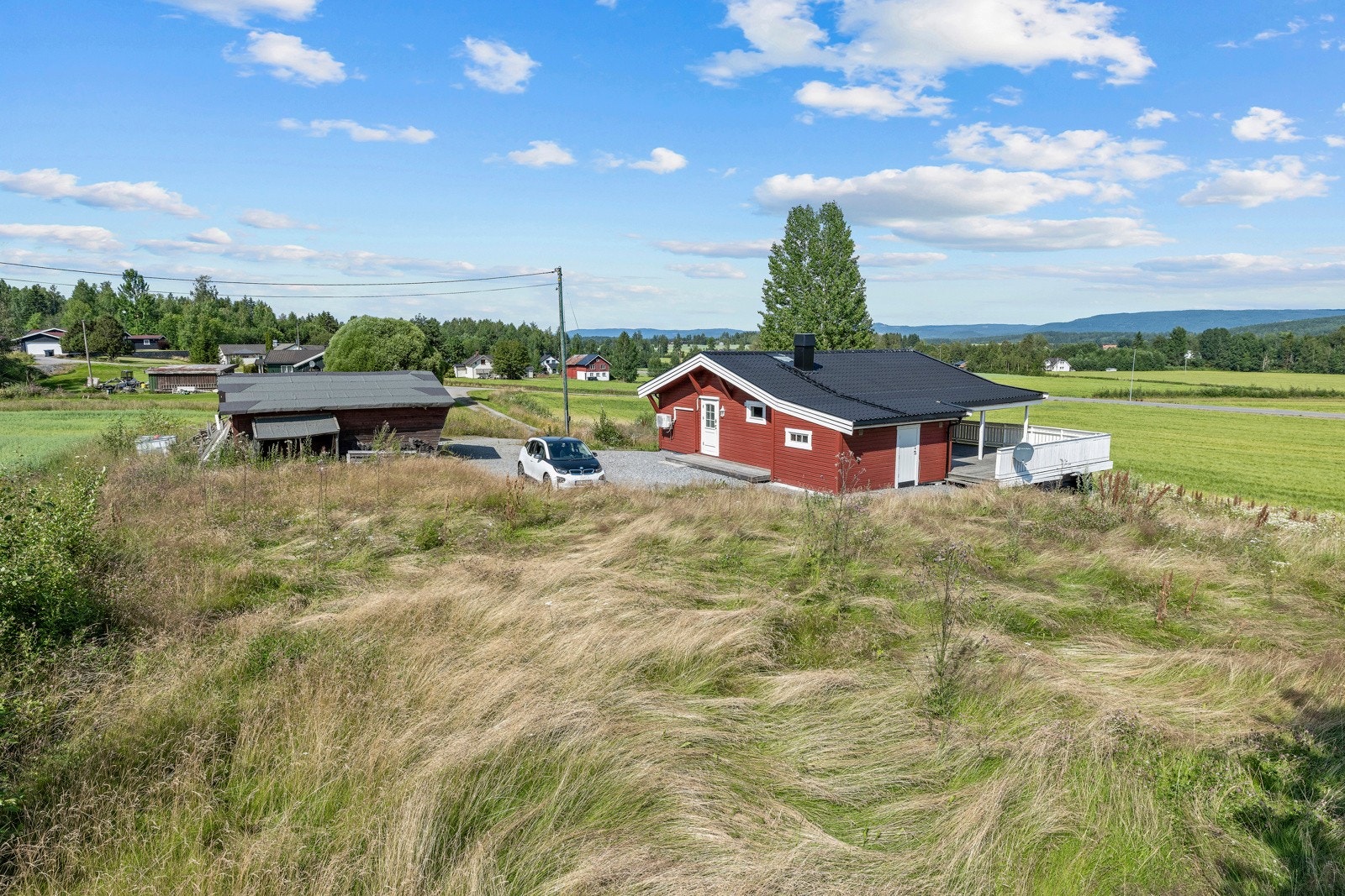 Tomten er på 1 983 kvm, og ligger i landlige omgivelser med gode solforhold gjennom dagen. Velkommen til visning! Galleribilde