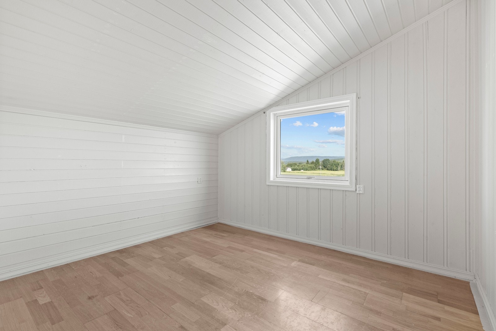 Boligens andre soverom er også av god størrelse. Begge rommene har rikelig med naturlig lysinnslipp. Galleribilde