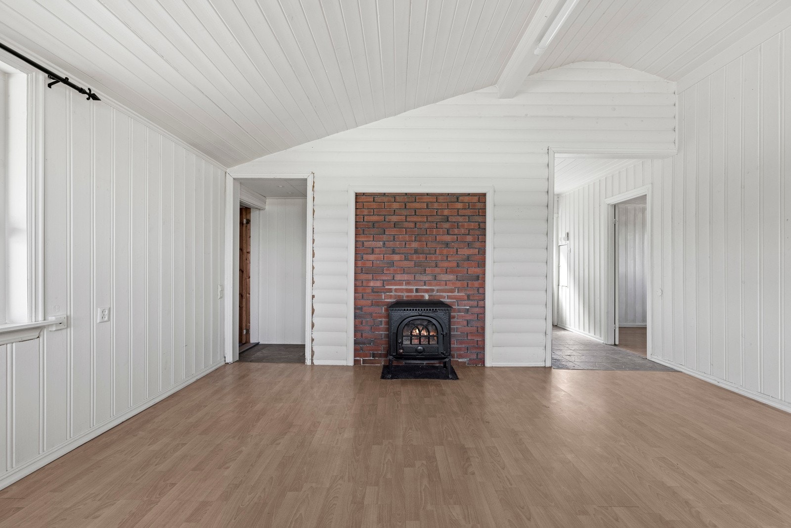 Boligen har elementpipe, vedovn. Vedovnen gir en lun følelse og varmer godt på kaldere dager. Galleribilde