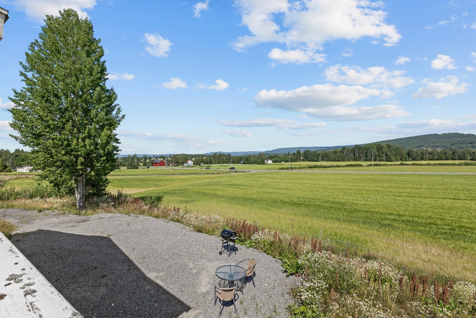 Eiendommen har en landlig og barnevennlig beliggenhet langs fylkesvei 24 ved Oppstad, like før Snikerudfeltet og cirka 5 km nord for kommunesenteret Skarnes. Galleribilde