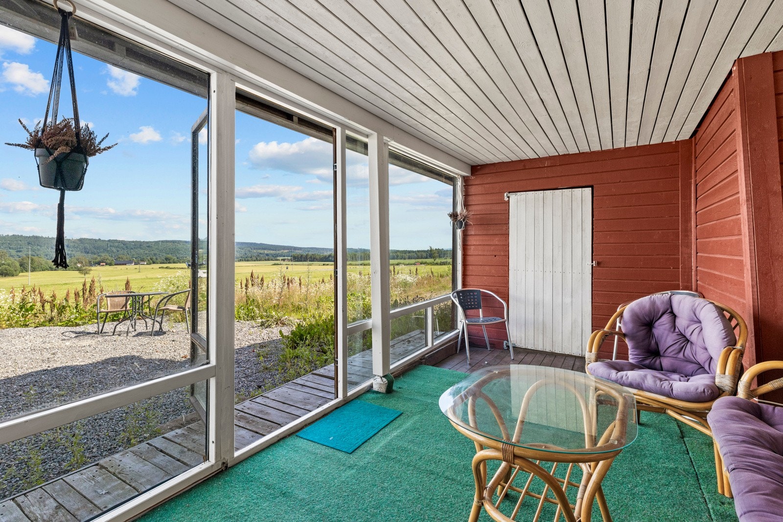 Fra entreen er det utgang til en innglasset terrasse på romslige 18 kvm. Fra terassen er det inngang til en praktisk bod på 4 kvm. Galleribilde