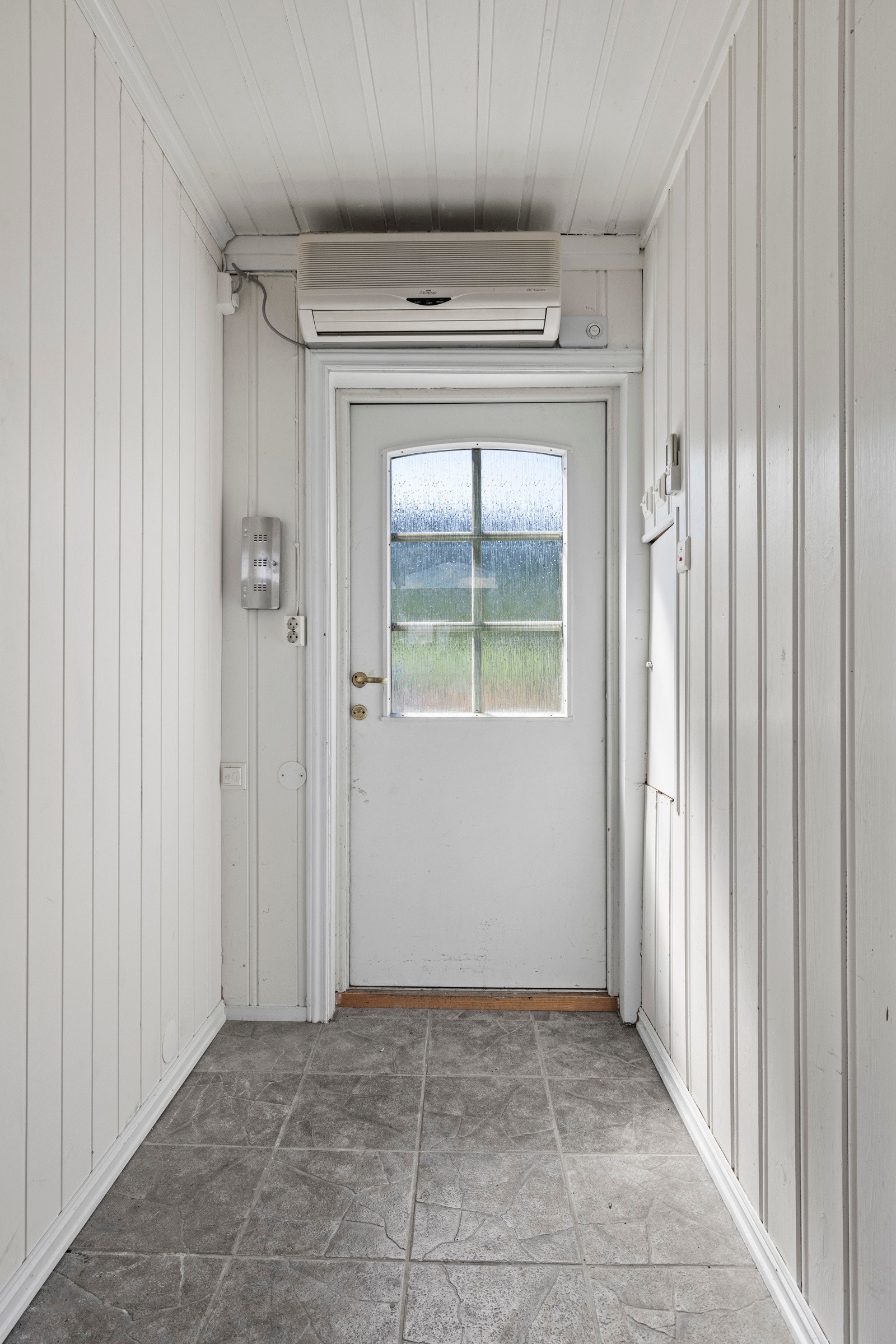 Boligen har en innbydende og romslig entré. Her har man plass til å henge fra seg. Galleribilde