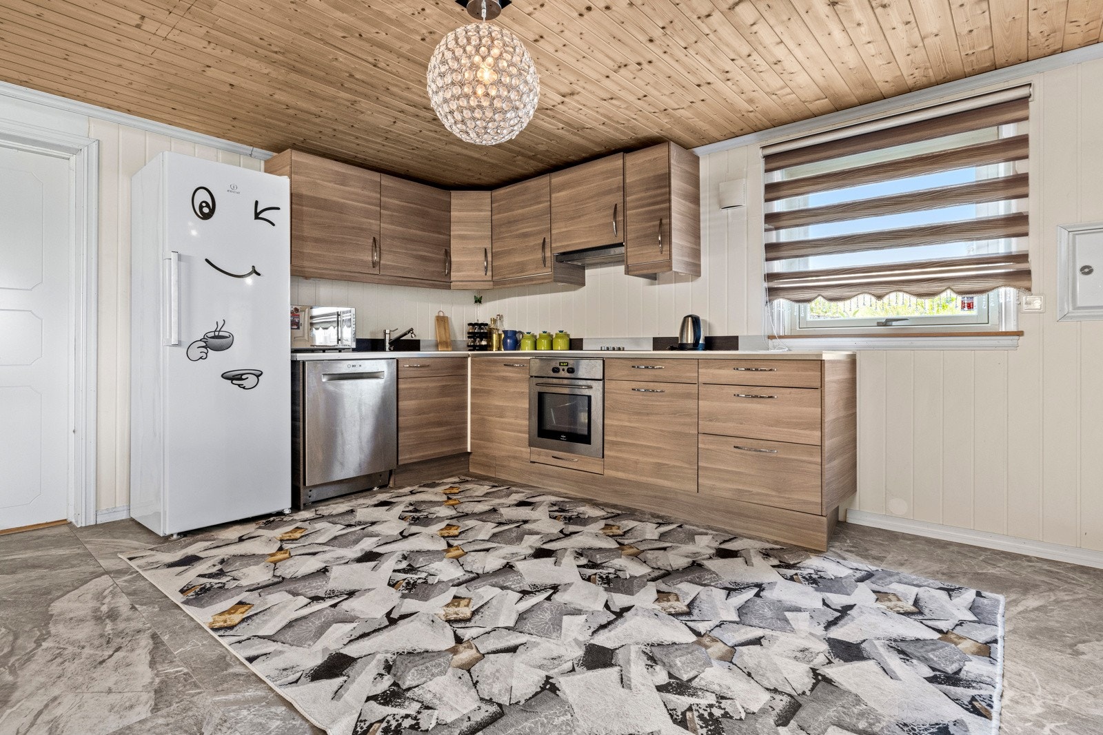 Kjøkkenet har innredning med glatte fronter og benkeplate av laminat. Galleribilde