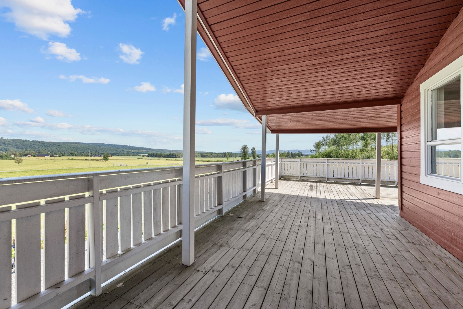 Terassen har god plass til ulikt møblement. Galleribilde