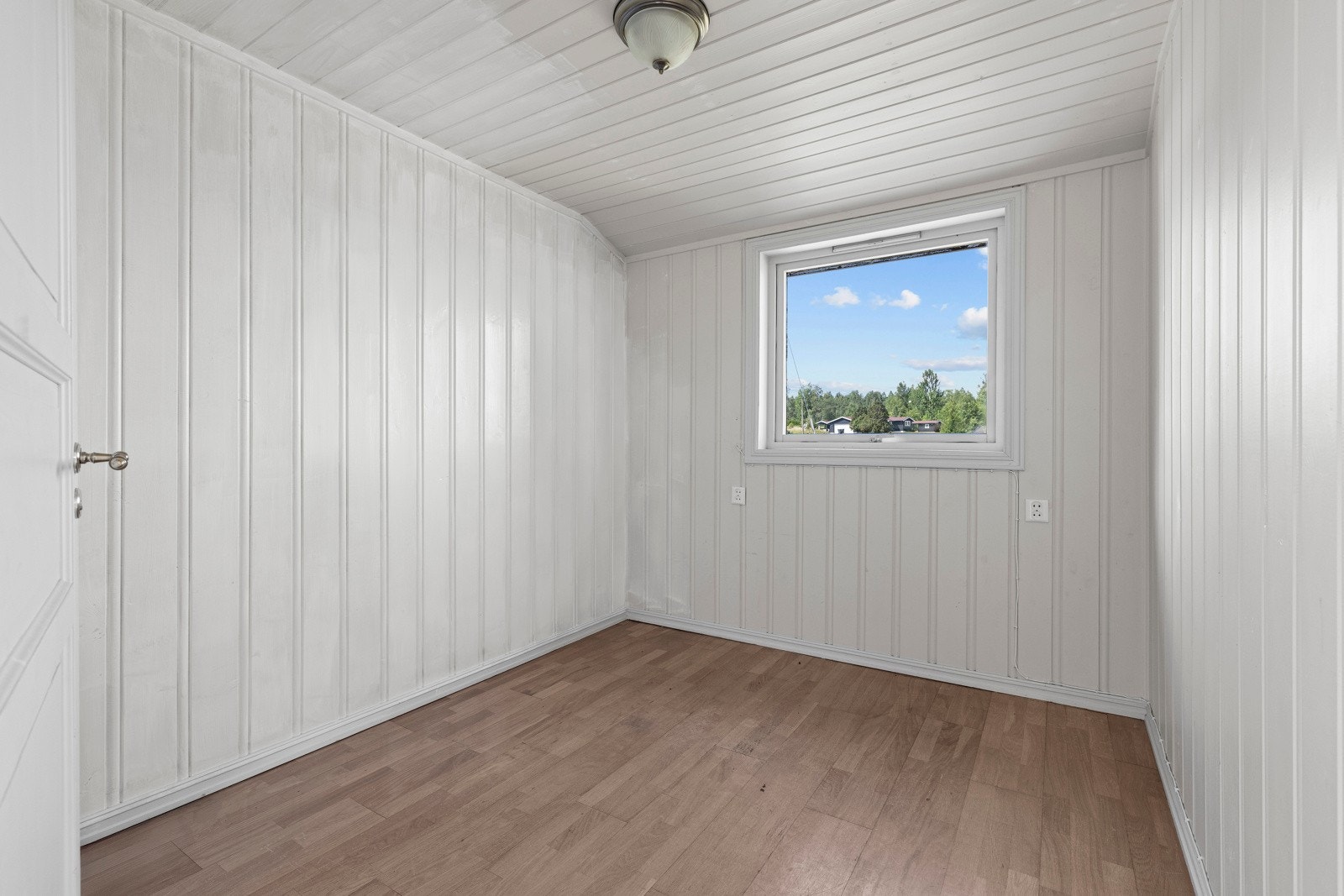 Boligens første soverom er av god størrelse og har plass til dobbeltseng med tilhørende møblement. Galleribilde