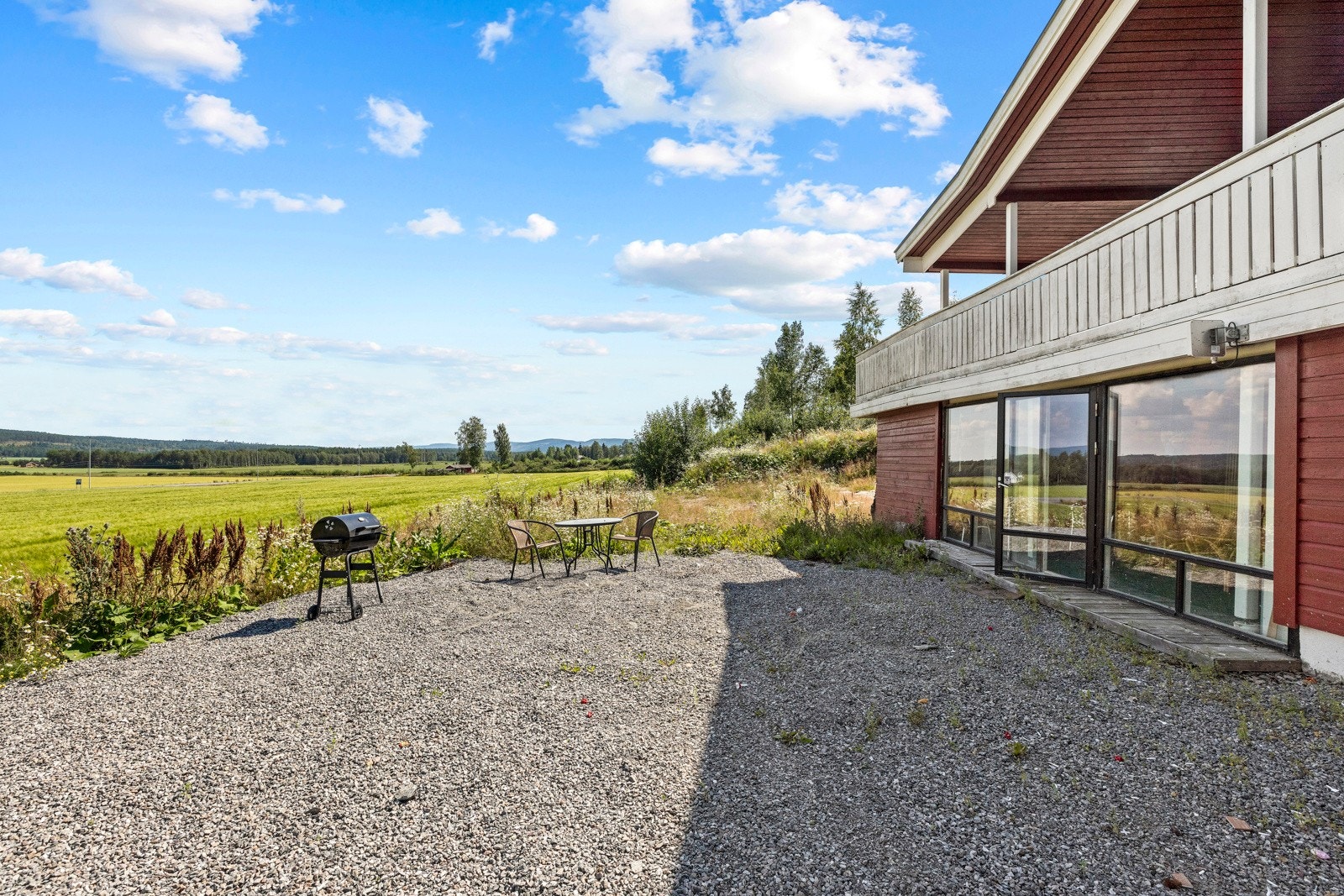 Eiendommen har en lett helning, og det er gode parkeringsmuligheter. Med boligen følger en stor dobbeltgarasje på 35 kvm. Samt er det flere biloppstilling på egen tomt. Galleribilde