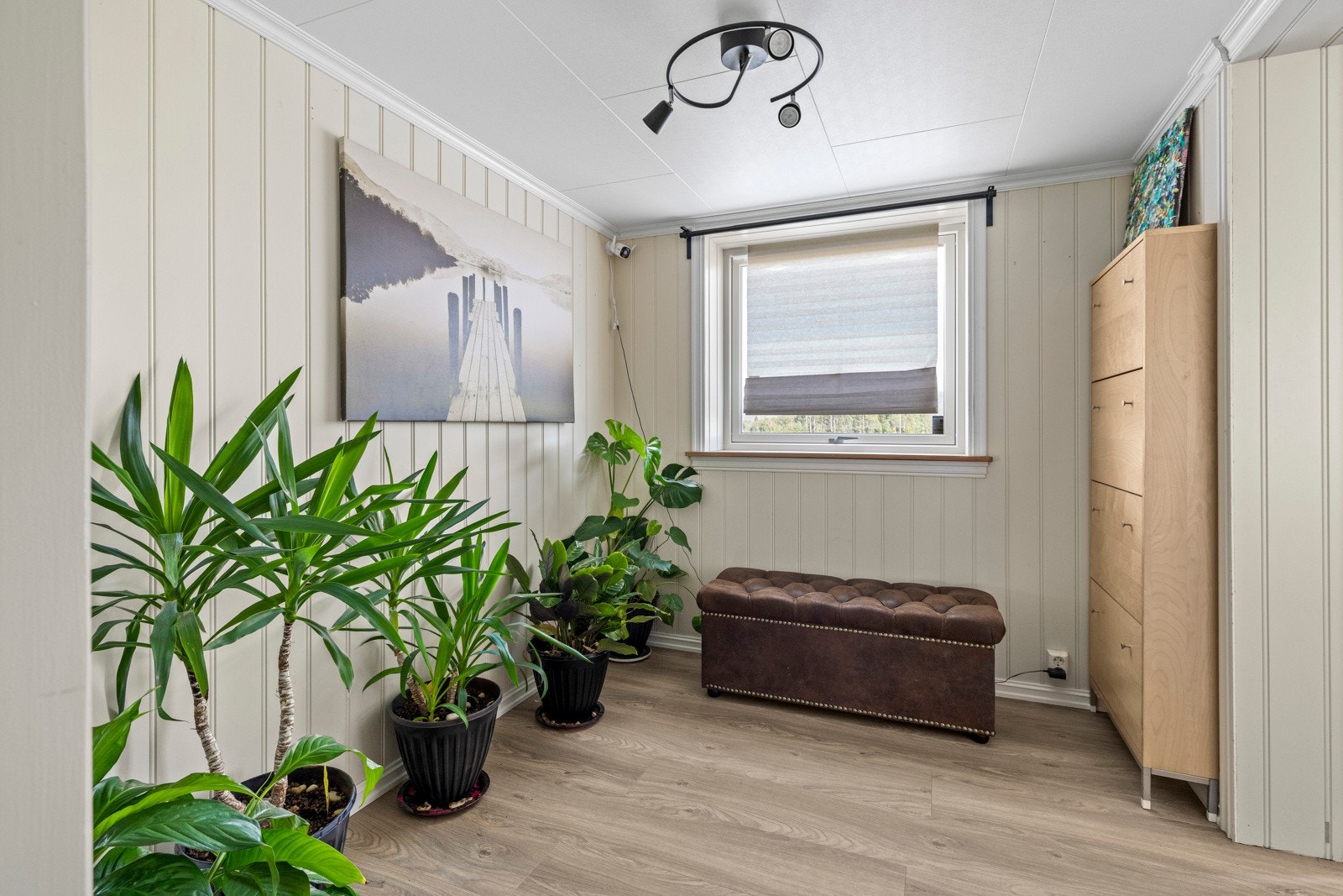 Den innbydende entreen i underetasjen er av god størrelse, og har god plass til å henge fra seg. Velkommen inn! Galleribilde