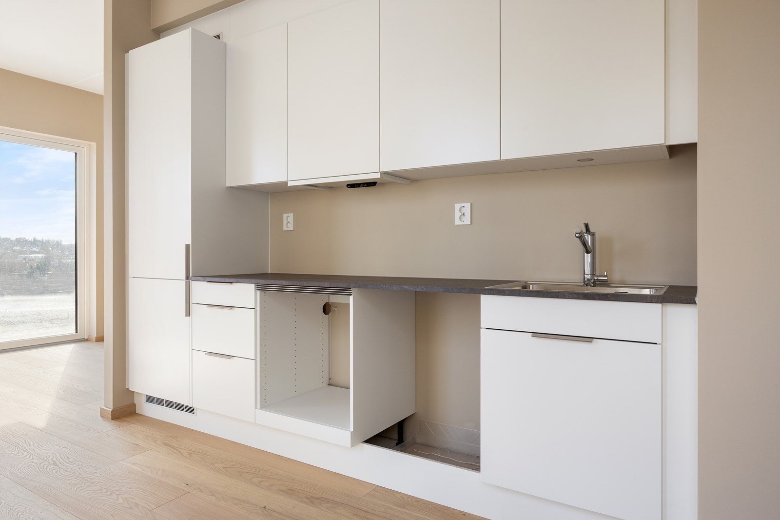 Nytt kjøkken fra Studio Sigdal. Stilretning Den Varme. Klargjort for integrering av hvitevarer. Galleribilde