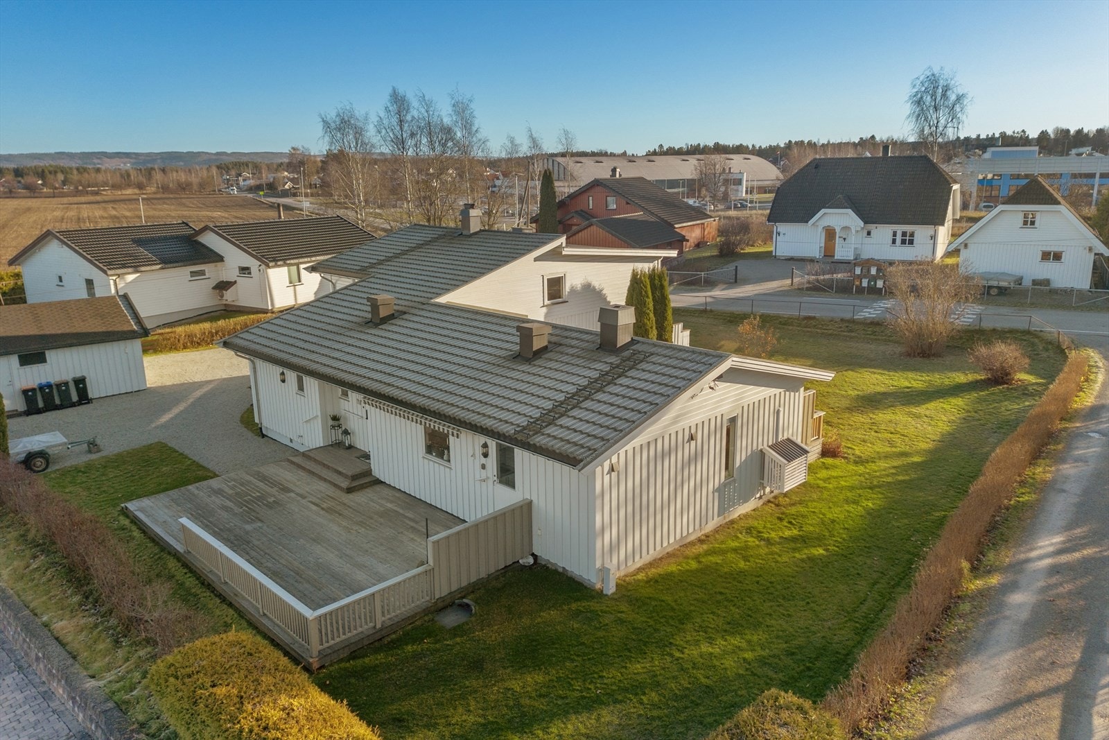 Boligen er opprinnelig oppført i 1903 og tilbygd i 1969 og tilbygd generasjonsdel nr 44 i 1980. Her får du en hel tomannsbolig/generasjonsbolig med to separate boenheter. Galleribilde