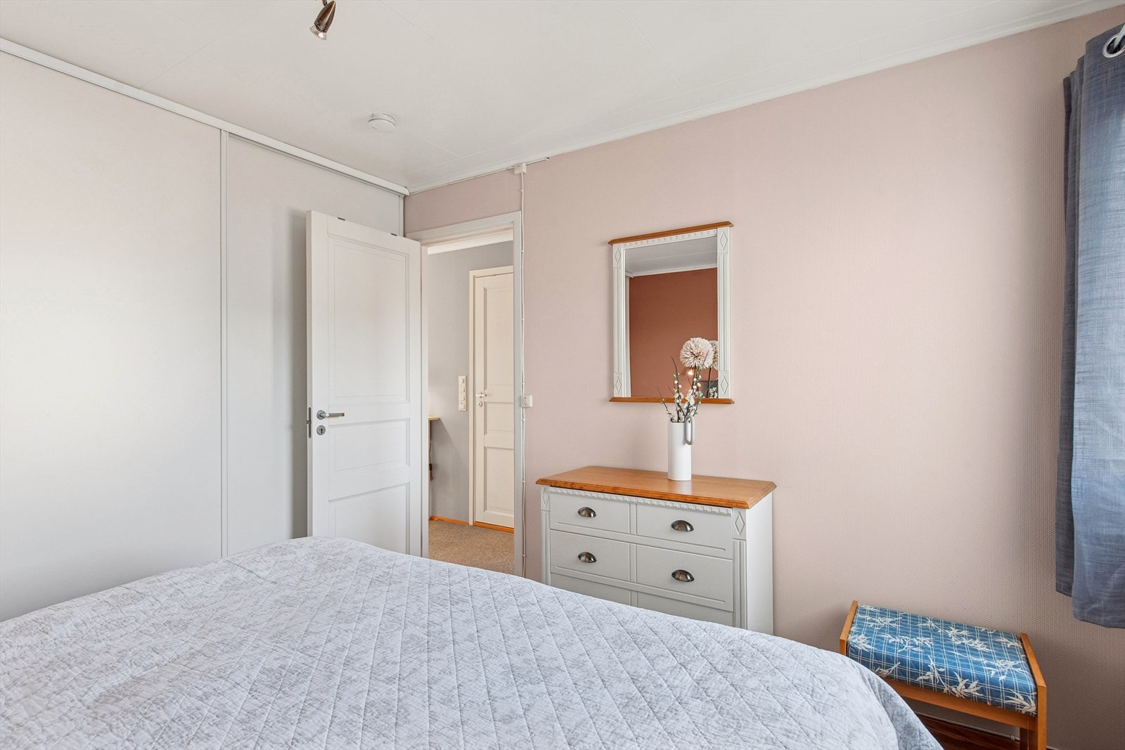 Kristian Fjeldsgt 44:
Skyvedørsgarderobe gir god oppbevaringsplass i soverommet. Galleribilde