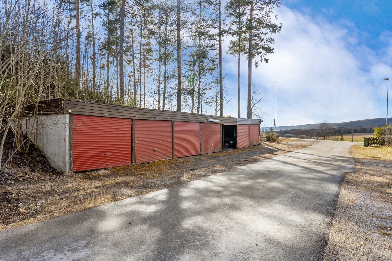 Til leiligheten medfølger det parkeringsplass i felles garasjeanlegg. Galleribilde