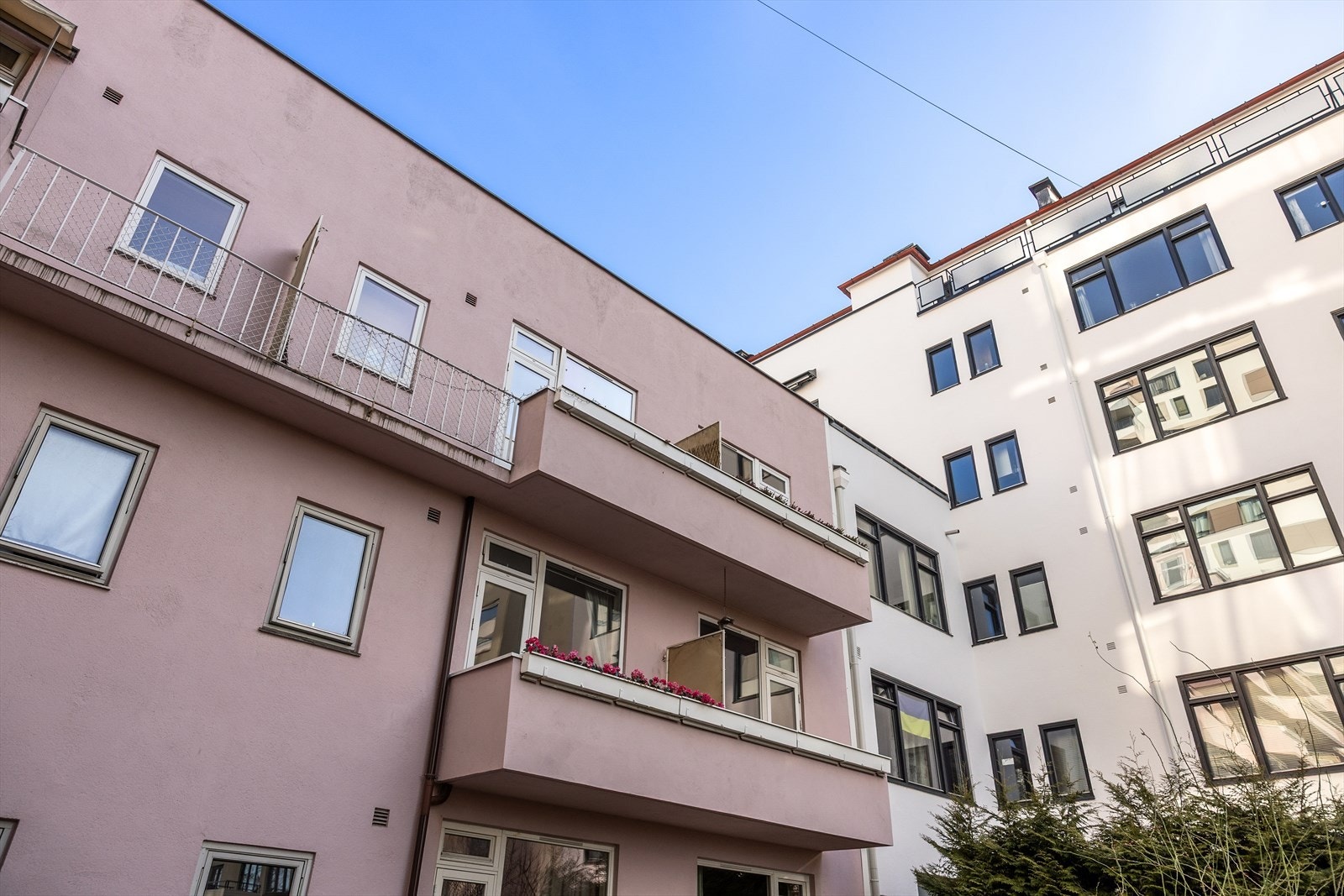 Leiligheten ligger i øverste etasje med fri himmel over balkongen Galleribilde