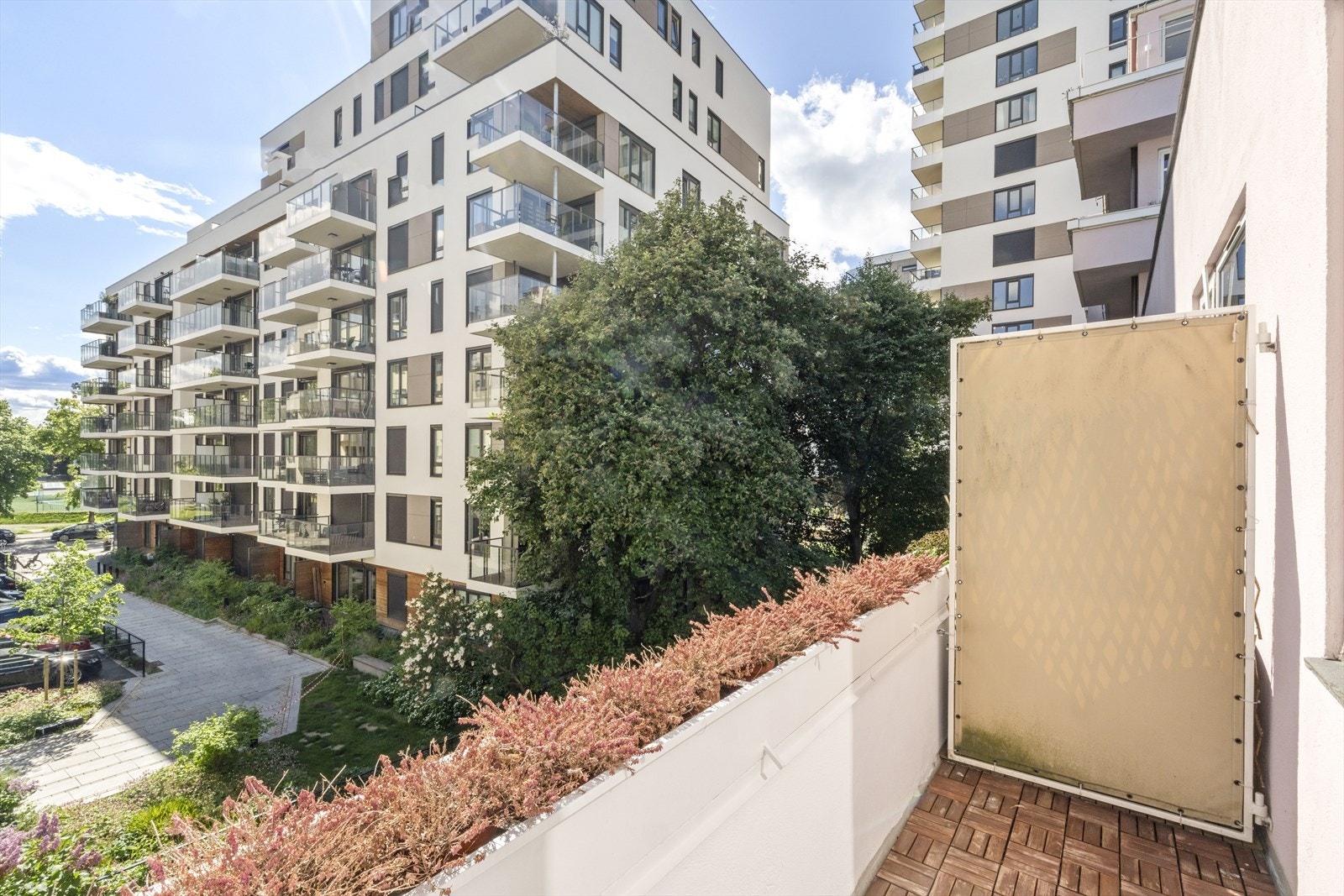 Balkongen er på ca 3 kvm . Her er det plass til diverse utemøbler. Her kan du nyte flotte og solfylte dager. Galleribilde