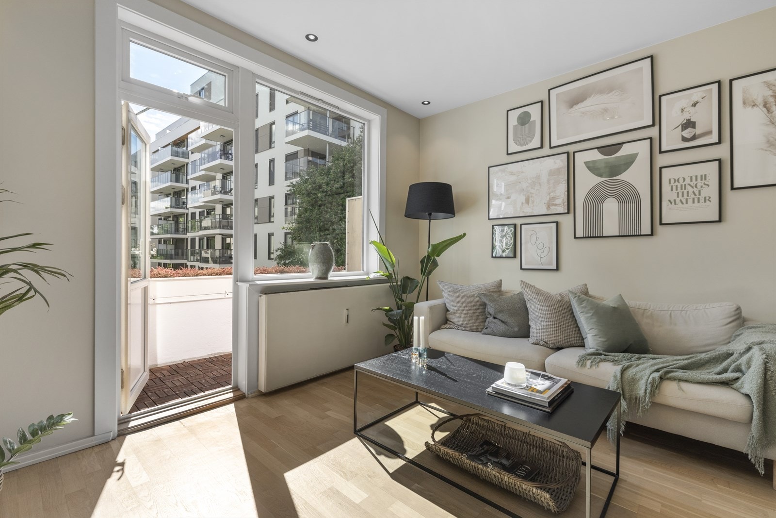 Det er god plass til en egen sofagruppe med tilhørende møblement. Det er utsrakt bruk av downlights i tak. Galleribilde