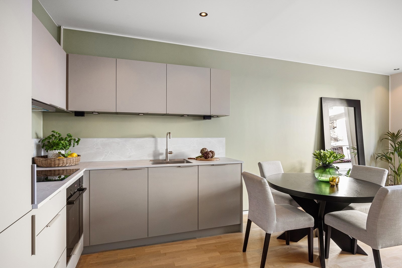 Den laminerte benkeplaten gir både slitestyrke og et elegant uttrykk Galleribilde