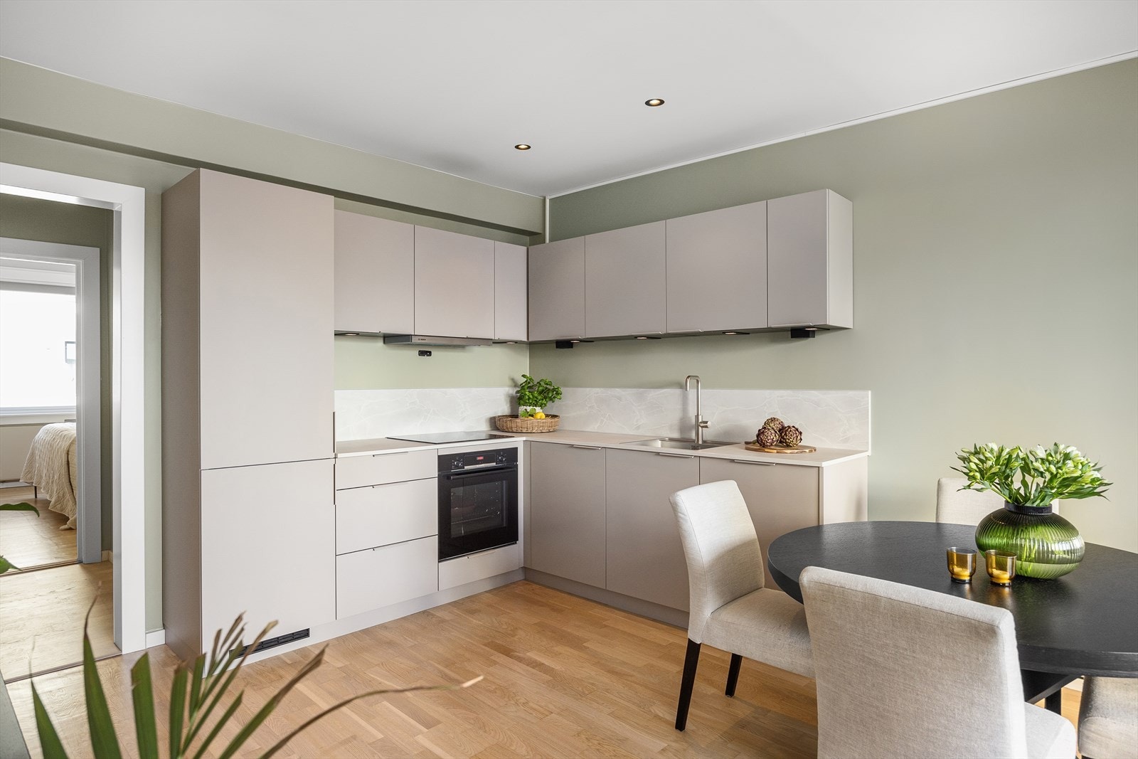 Kjøkkenet er fra 2023 og har en praktisk utforming med god benkeplass og rikelig med skapplass. Alle hvitevarene er integrerte Galleribilde