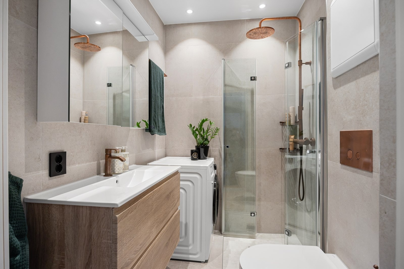 Badet er stilrent og moderne, totalrenovert i 2023 med utskiftning av sluk og membran. Galleribilde