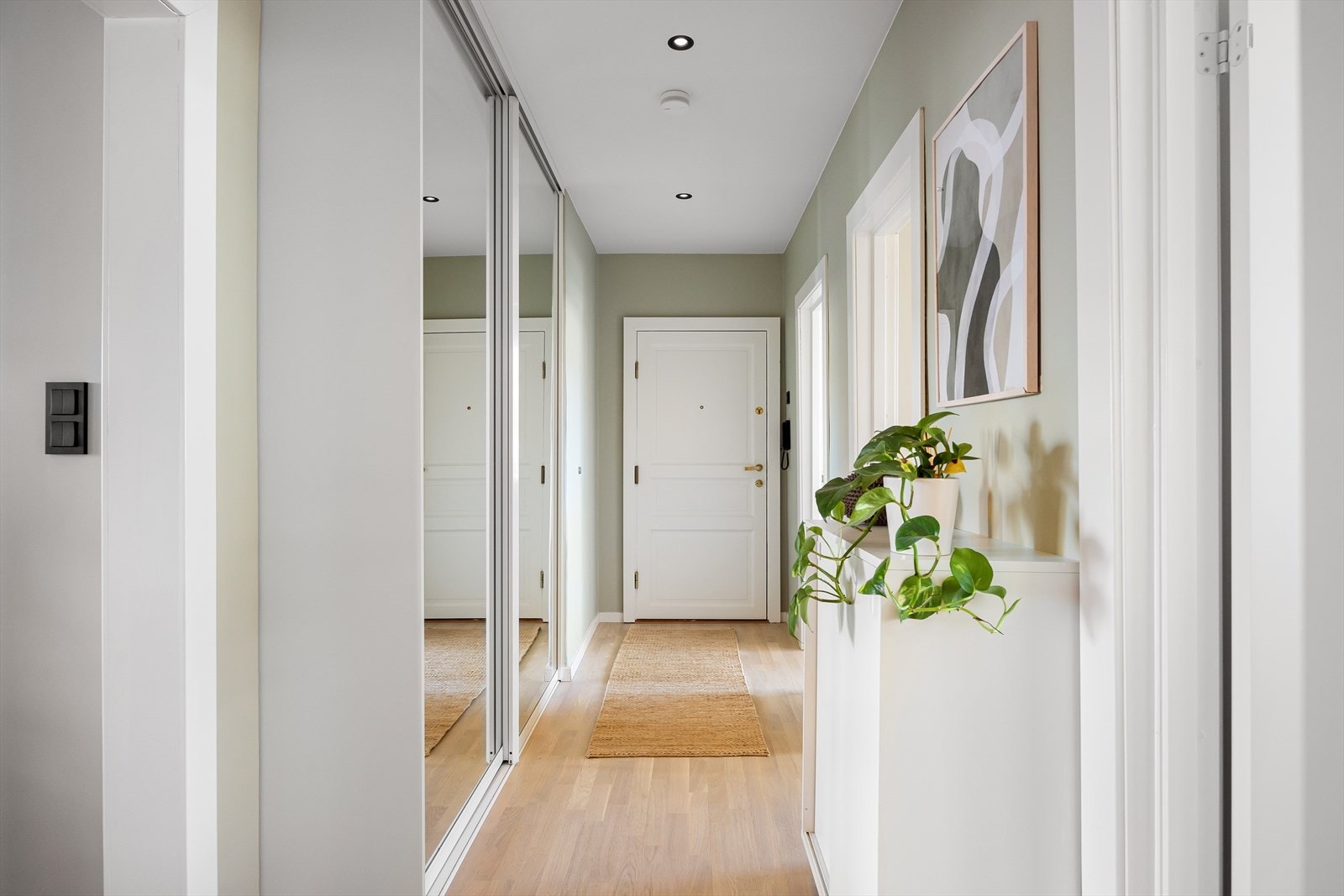 Lys og innbydende entré med delikat fargevalg. Utover god lagringsplass i gang er det tre boder i kjeller på tilsammen 11 kvm Galleribilde