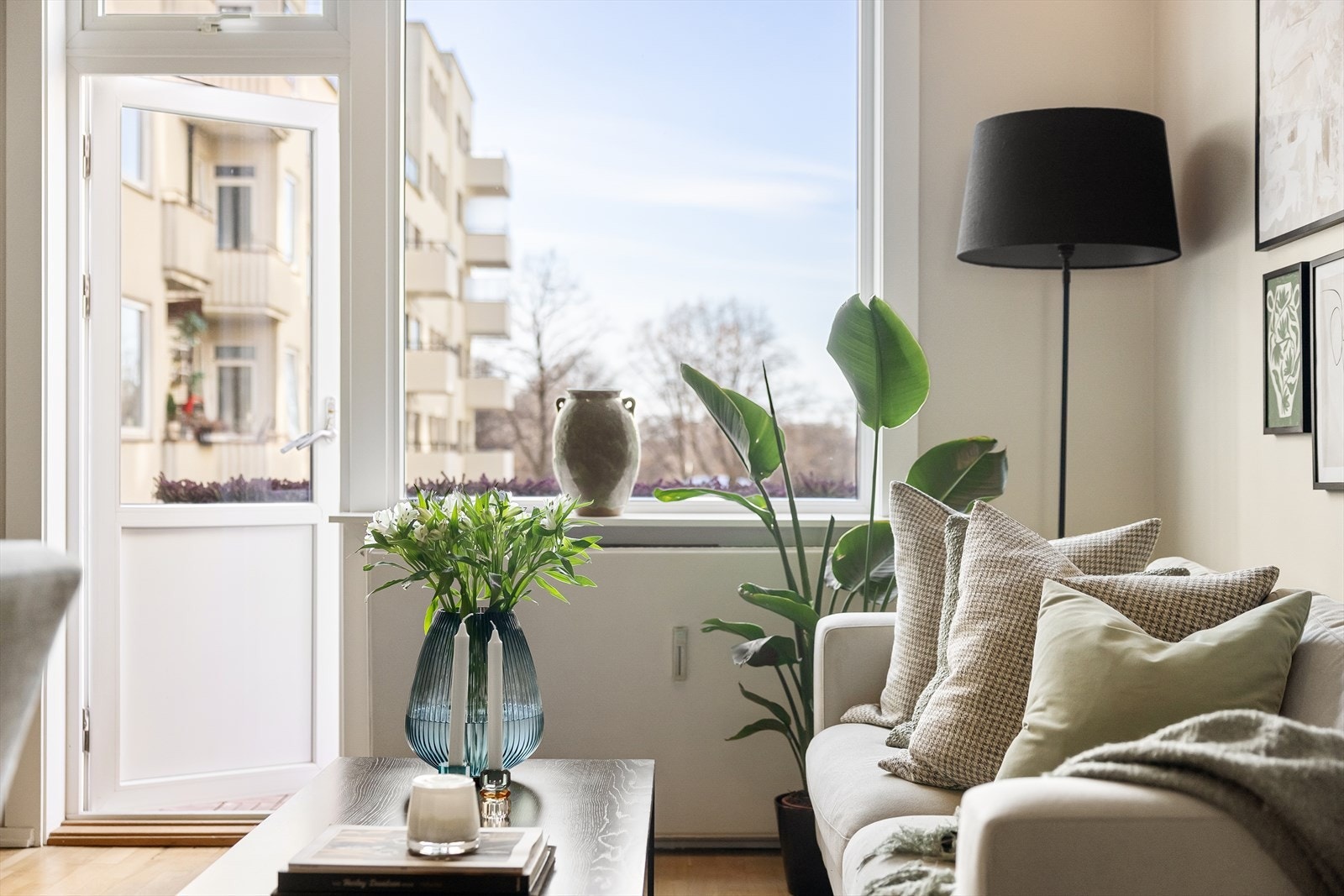 De store vindusflatene slipper rikelig inn med lys. Varmtvann og fyring er inkludert i fellesksotnadene. Galleribilde