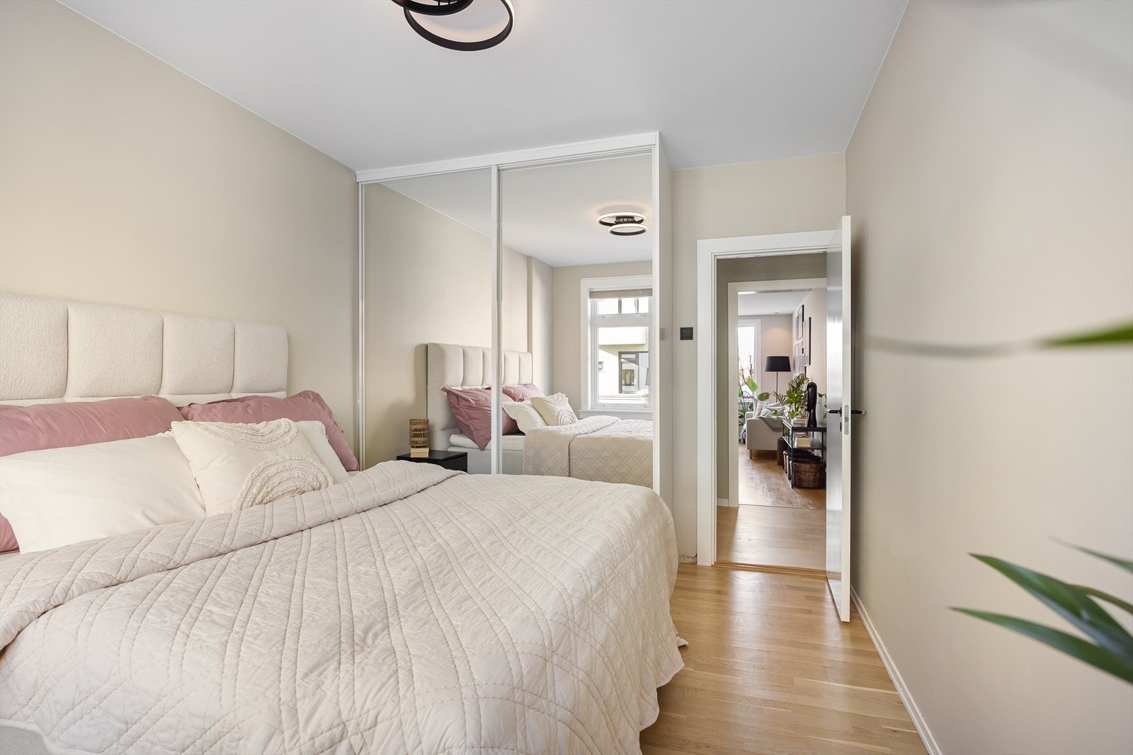 Den romslige skyvedørsgarderoben gir utmerket oppbevaringsmulighet for klær og andre eiendeler Galleribilde