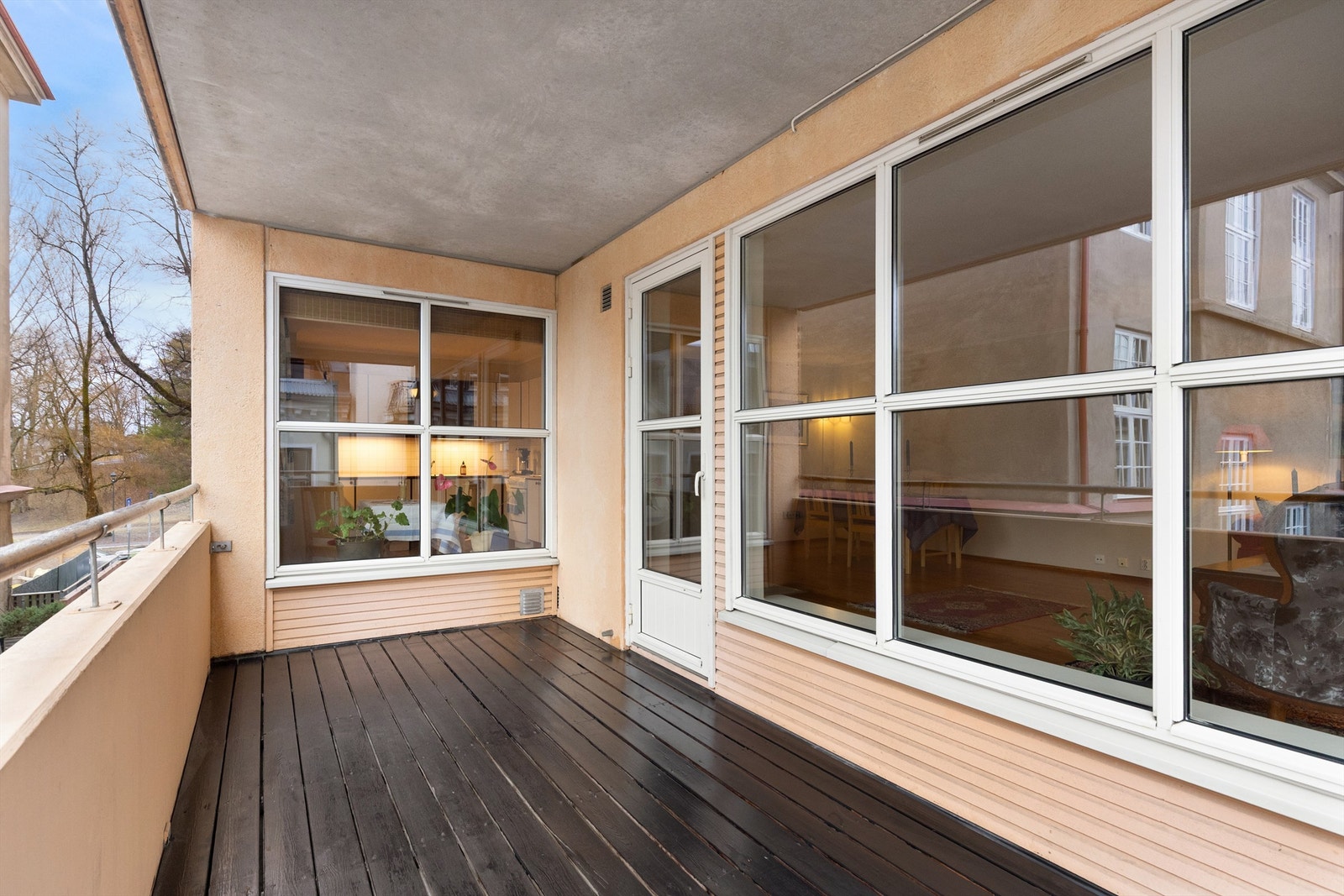 Balkongen er overbygget, man kan nyte sommerkveldene selv om det kommer en liten skur Galleribilde