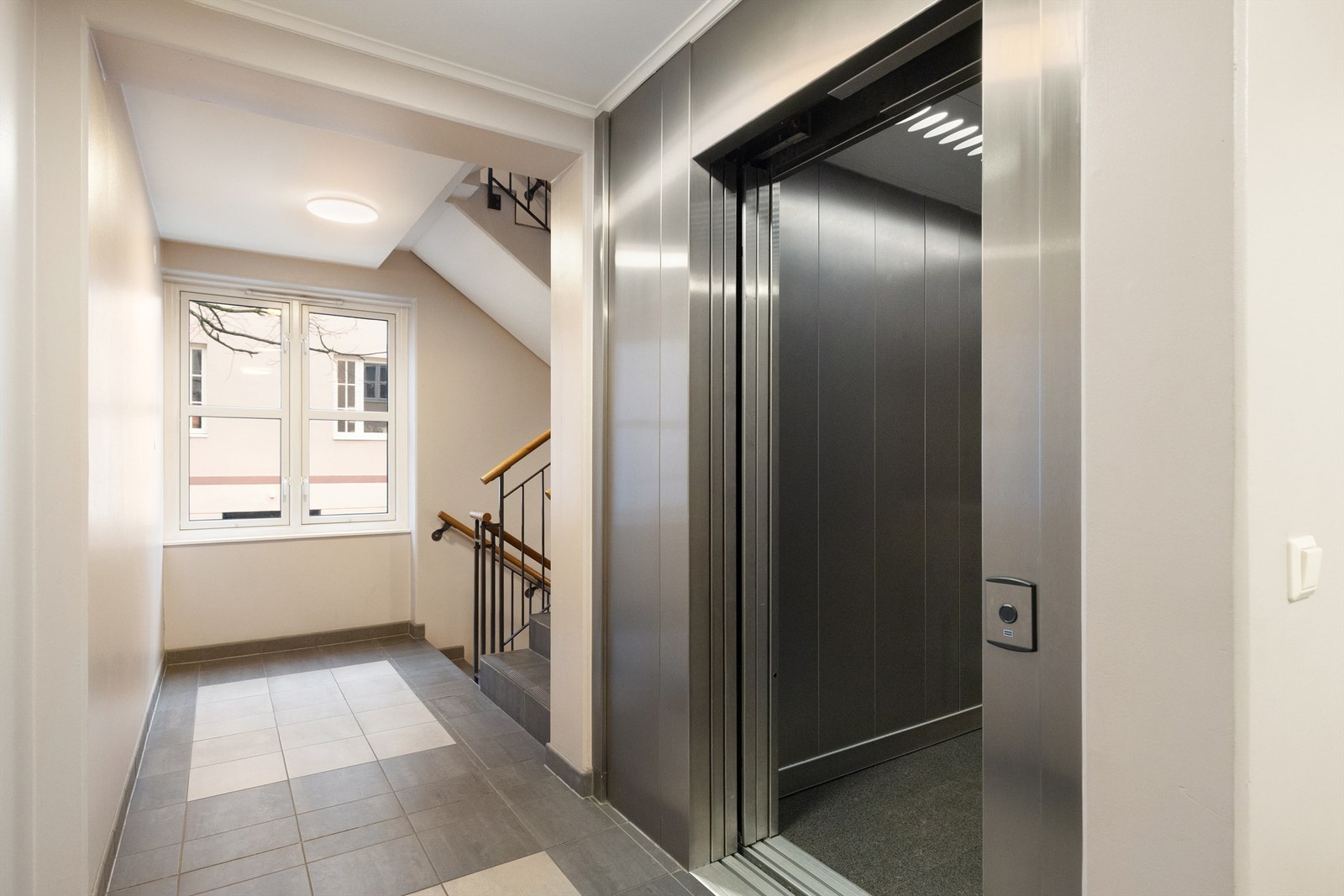 Heis i bygget med heisadkomst til inngangsplan og felles garasje under bygget Galleribilde