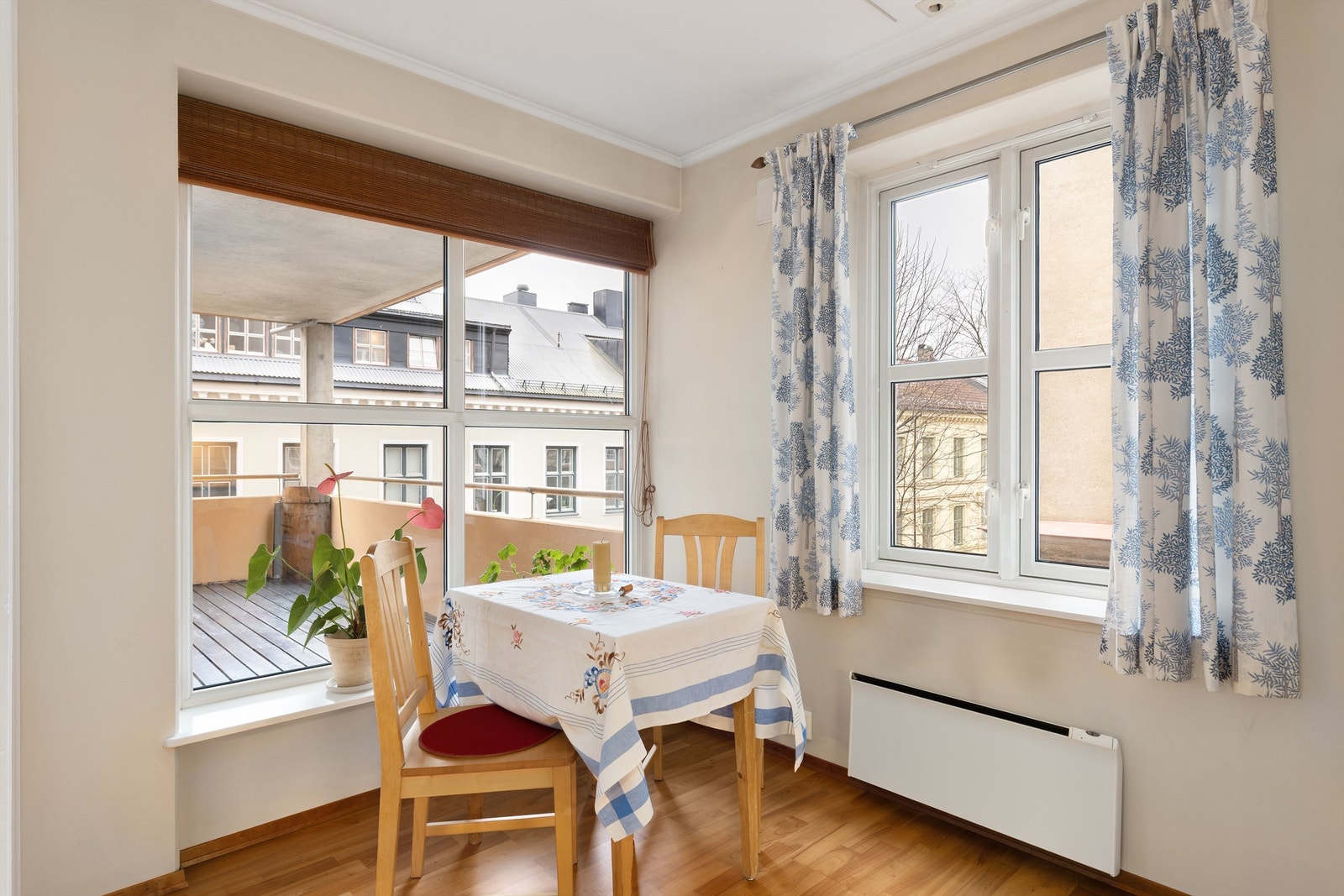 Under kjøkkenvinduene er det fin plass til frokostbord Galleribilde