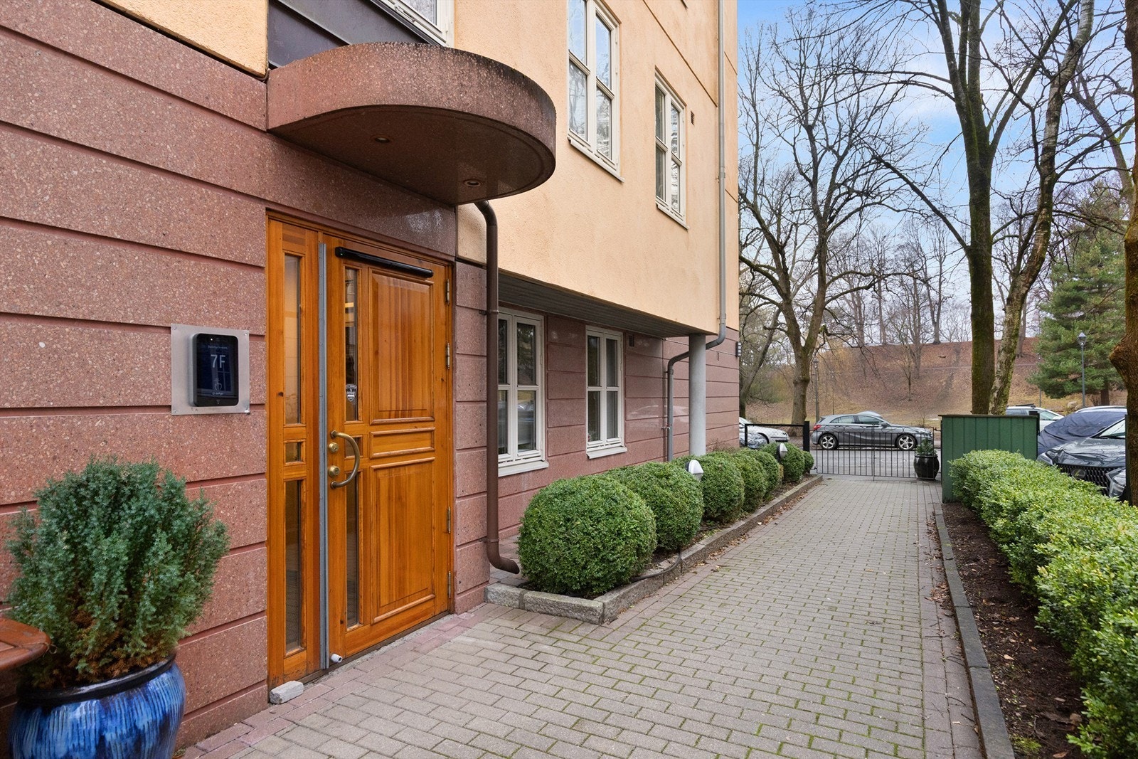 Sameiet har velholdte fellesarealer og opplyst inngangsparti. Varmekabler i gangstien inn mot bygget holder denne snø- og isfri i løpet av vinteren. Galleribilde