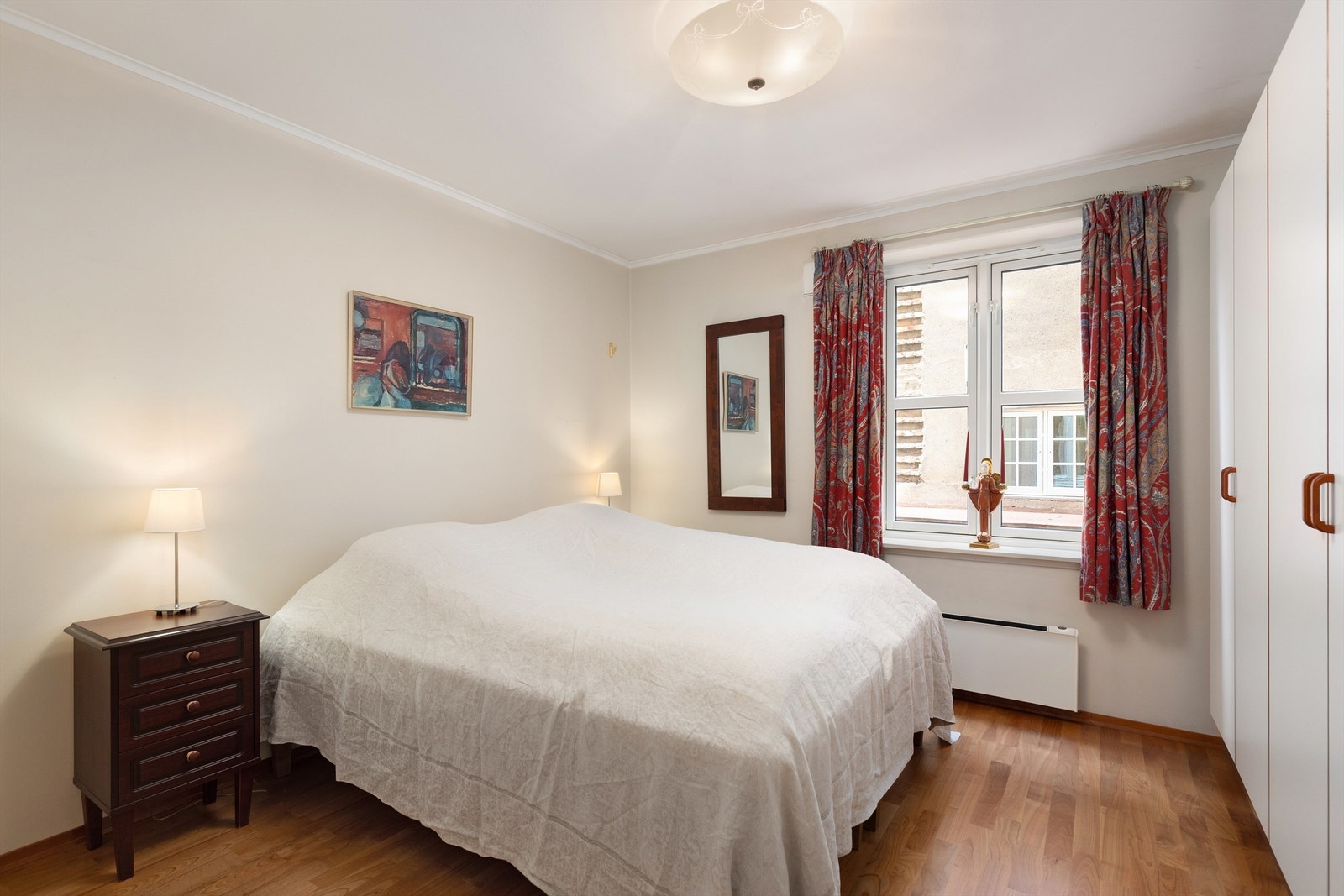 Hovedsoverommet er romslig med plass til dobbeltseng og nattbord på begge sider Galleribilde