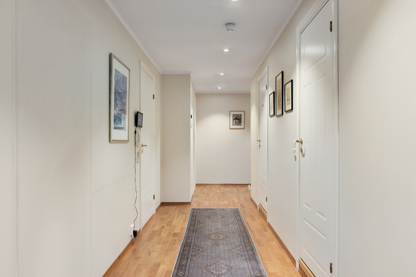 Fra gangen er det inngang til begge soverommene og begge badene Galleribilde