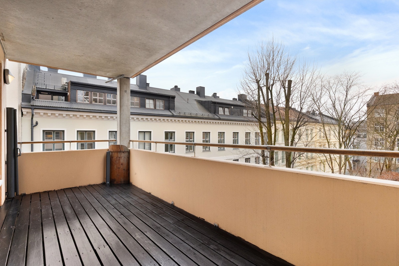 Balkongen er på ca. 11 kvm og har plass til stor sittegruppe eller spisebord Galleribilde