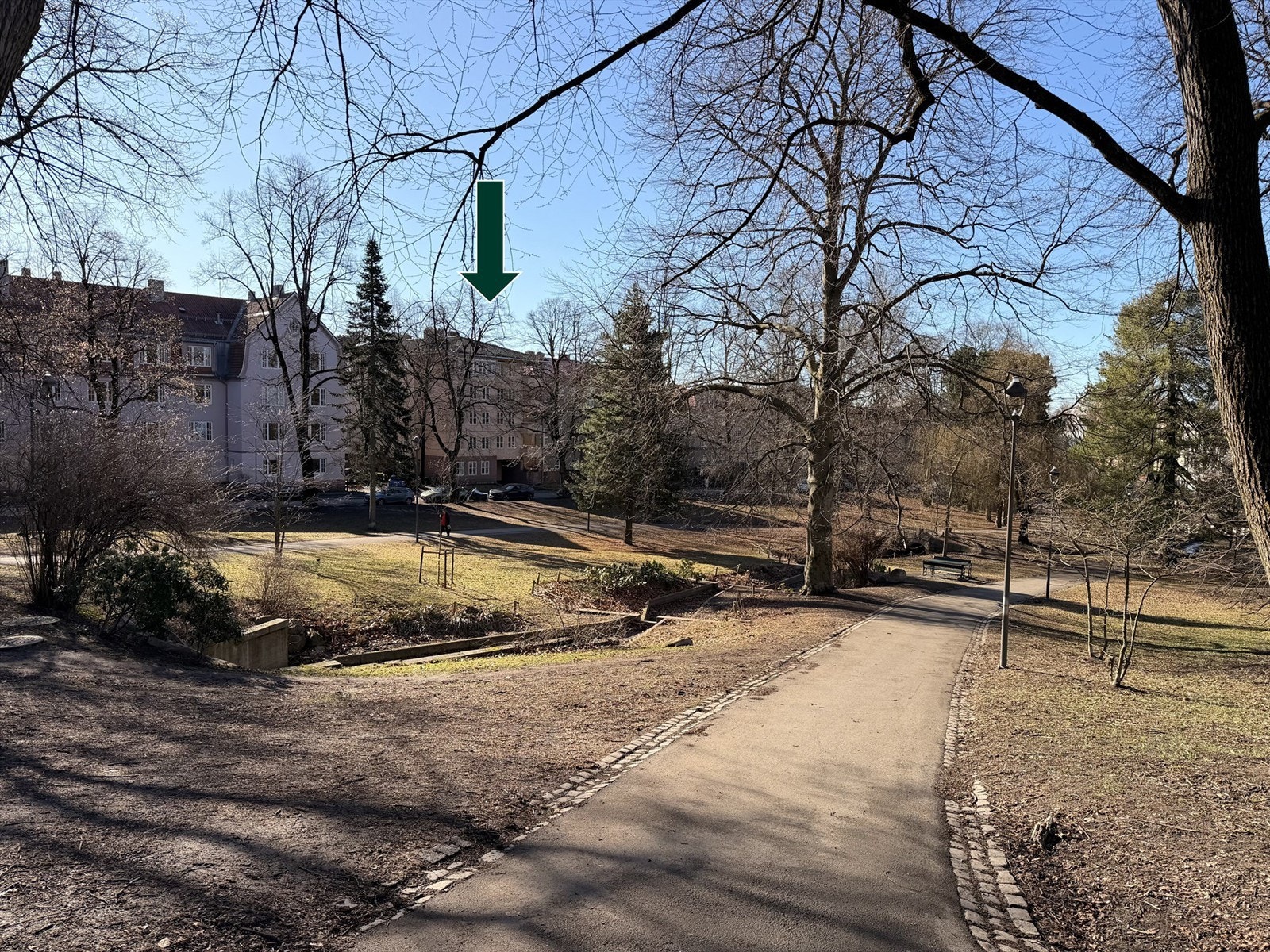 St. Hanshaugen park er nærmeste nabo og ble anlagt som en promenadepark i landskapsstil (ofte kalt engelsk stil ), med gangveier som slynger seg gjennom terrenget, svanedam, kunstig bekkeløp med bro, servering og skulpturer. Galleribilde