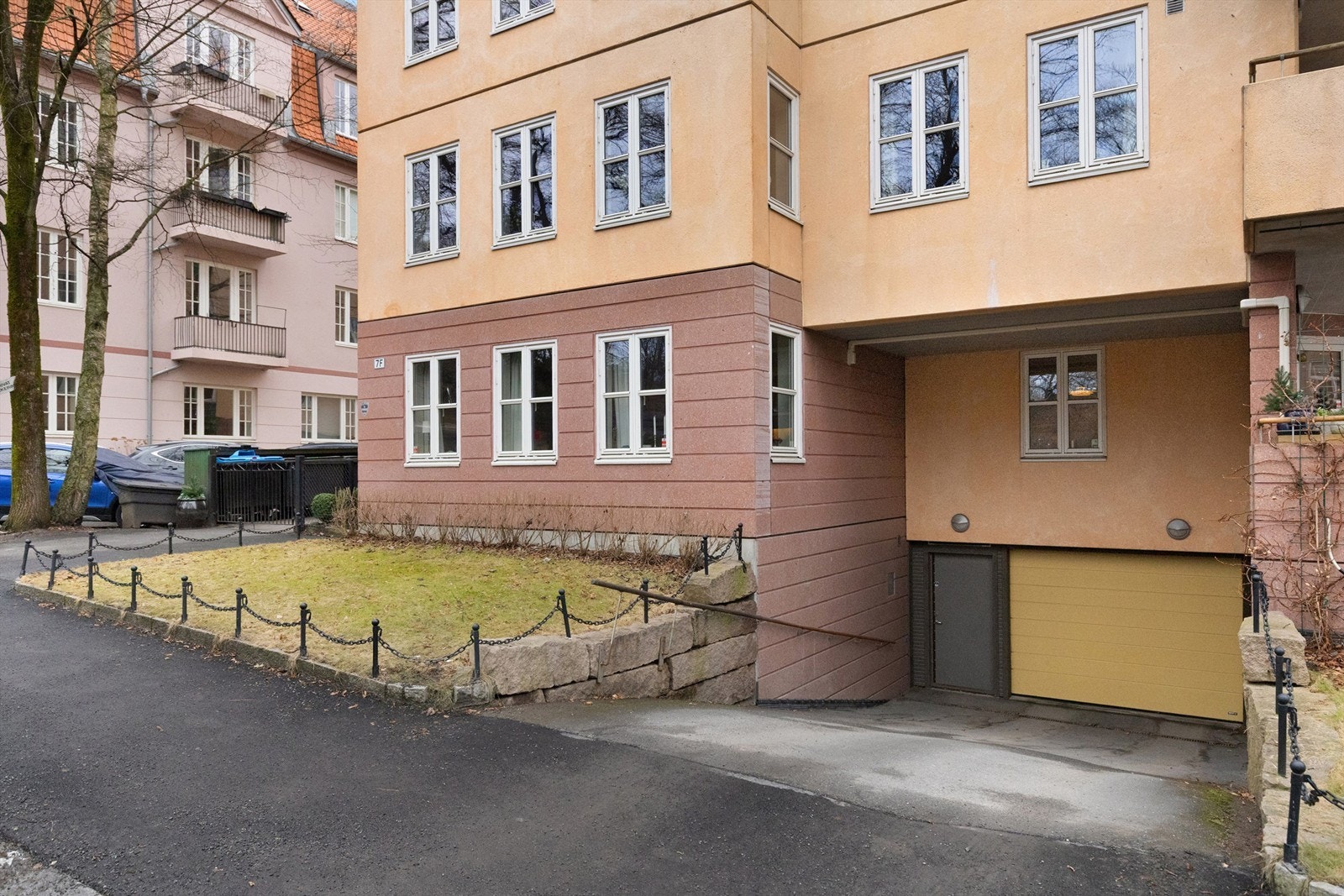 Nedkjøring til garasje fra Geitmyrsveien. Det er varmekabler i nedkjøring Galleribilde