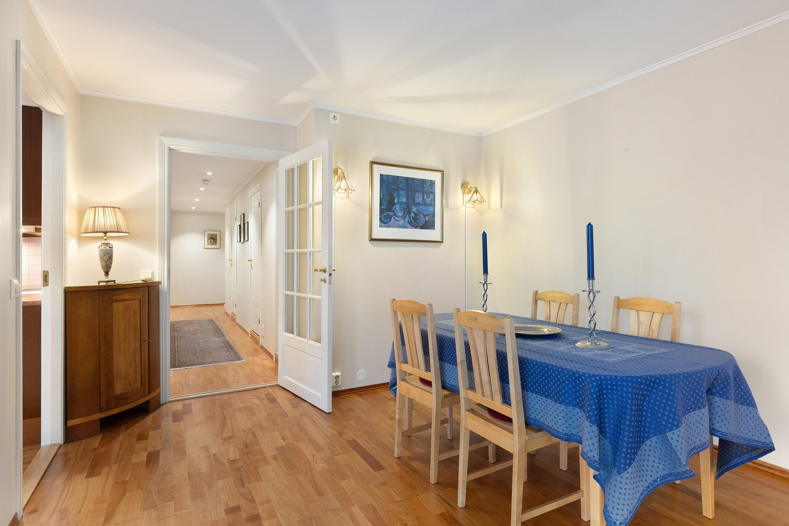 I tilknytning til kjøkkenet er det plass til stort spisebord Galleribilde