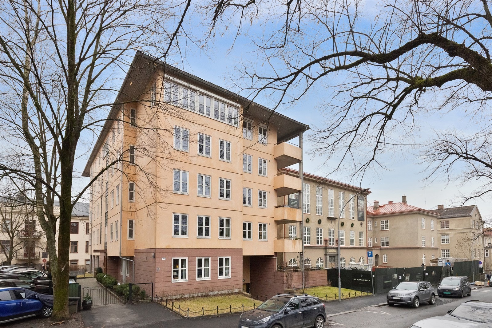 Velkommen til Geitmyrsveien 7F, en praktisk og romslig eierleilighet med heis, garasje, balkong, to bad og peis i hjertet av St. Hanshaugen Galleribilde