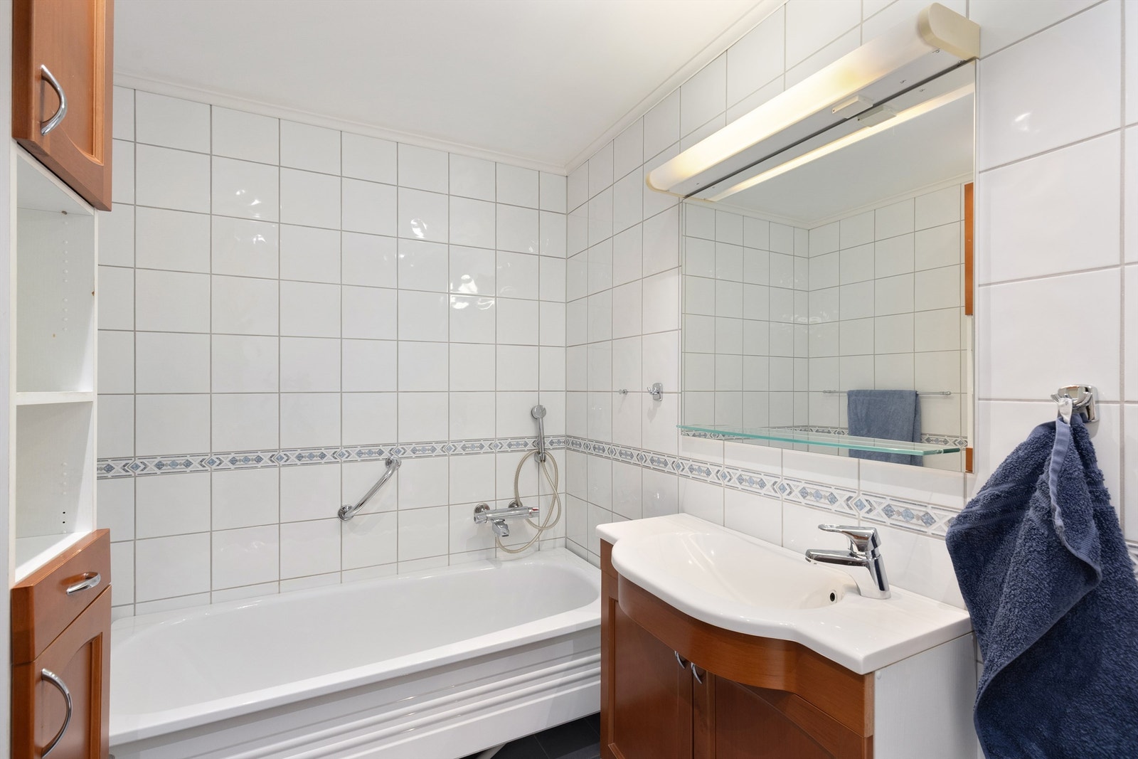 Leiligheten har to bad. Hovedbadet har badekar og gulvvarme Galleribilde