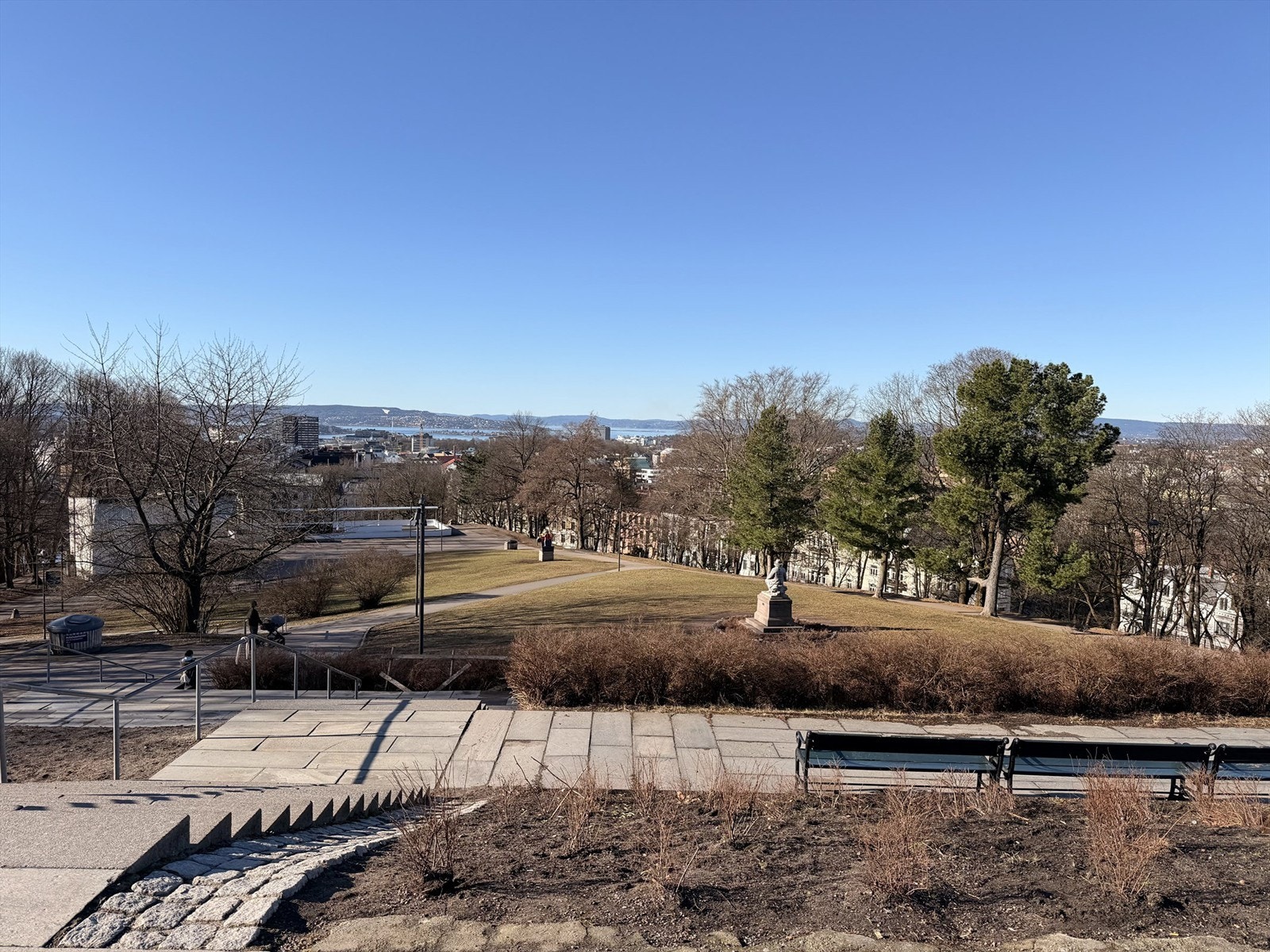 Flott utsikt over Oslo by fra toppen av parken Galleribilde