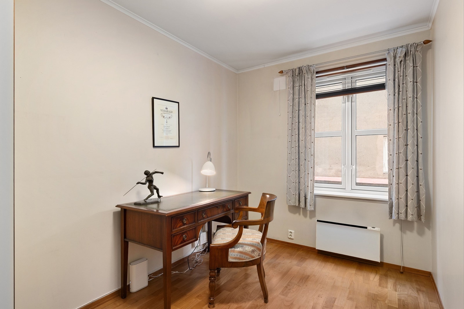 Soverom 2 er også av god størrelse og har plass til seng, pult og garderobeskap Galleribilde